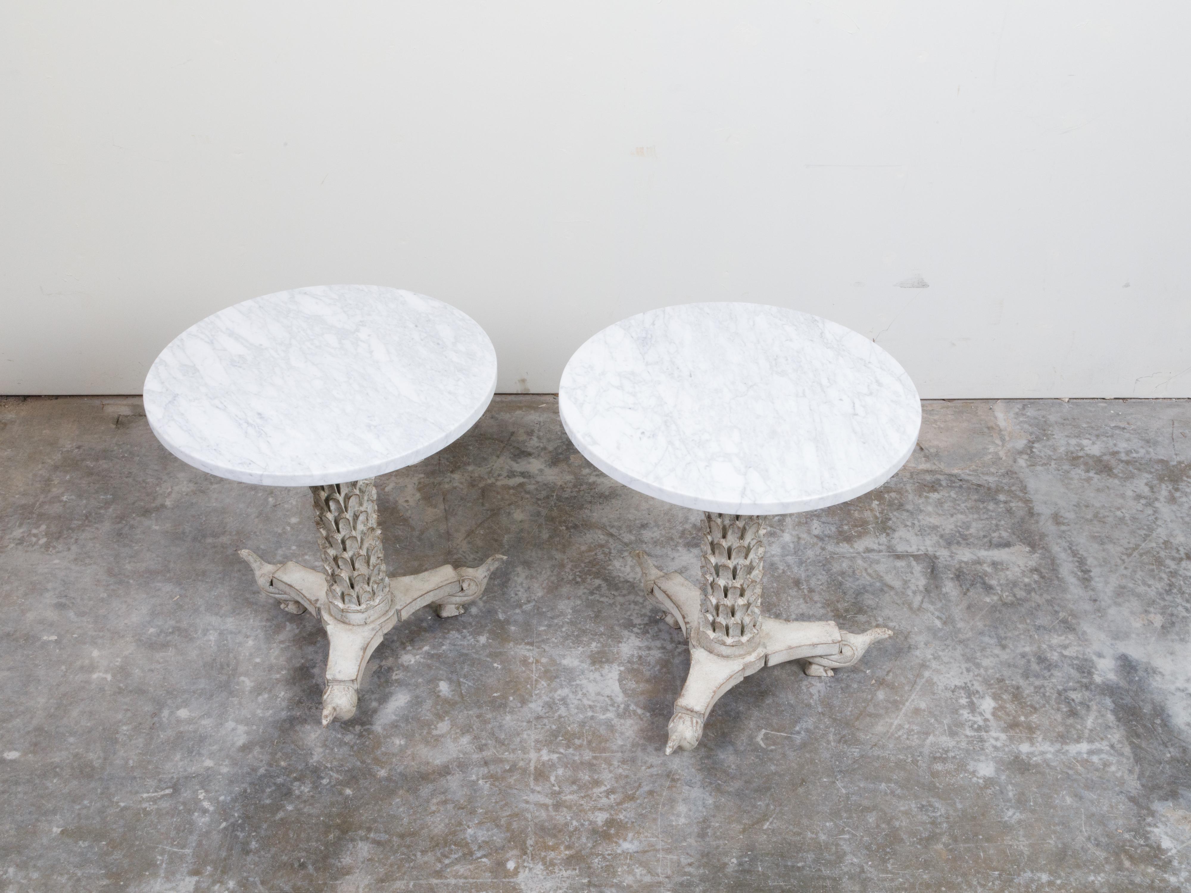 20ième siècle Paire de tables d'appoint italiennes avec plateau en marbre blanc et bases en forme de palmier sculpté en vente