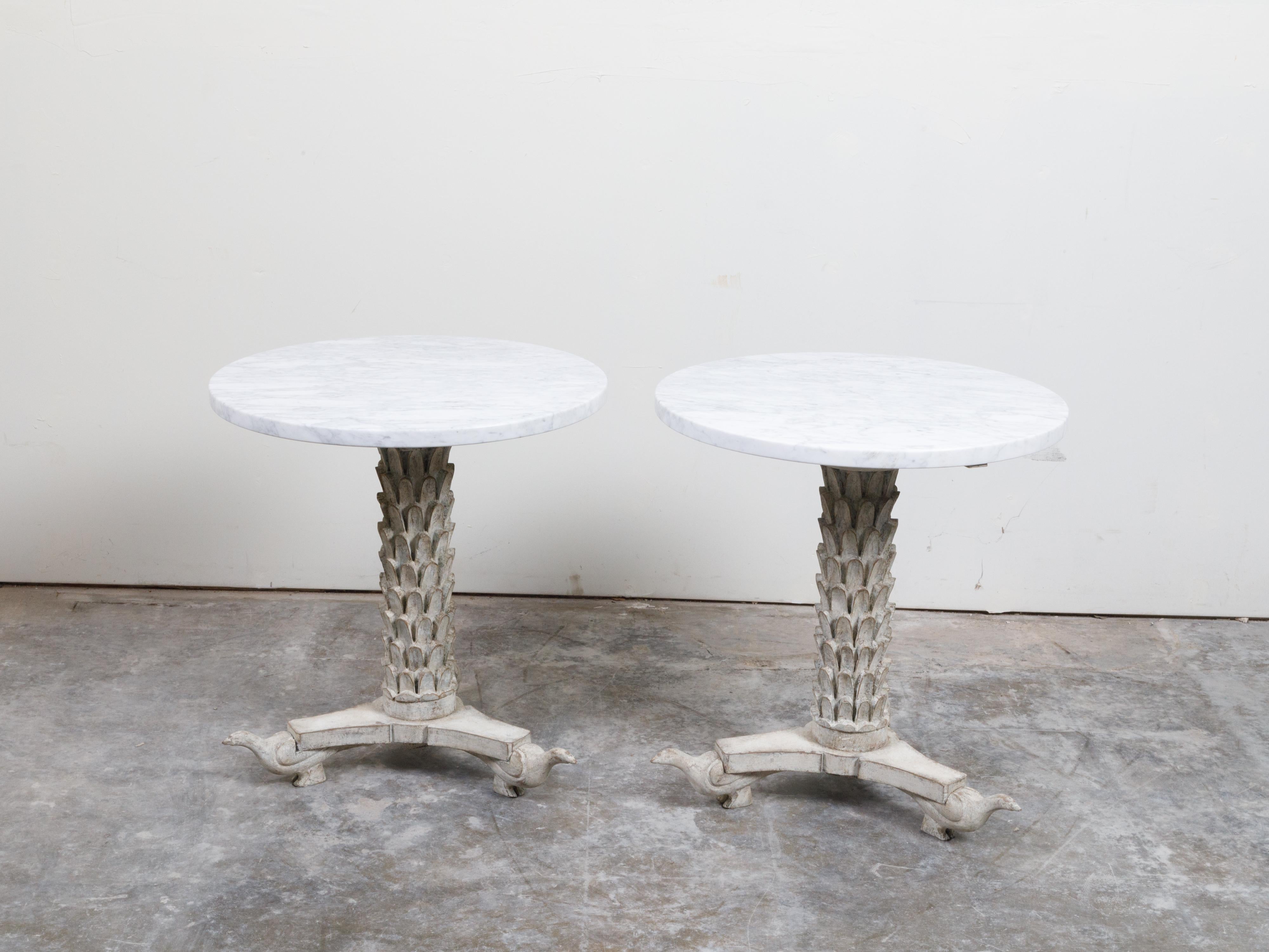 Marbre Paire de tables d'appoint italiennes avec plateau en marbre blanc et bases en forme de palmier sculpté en vente