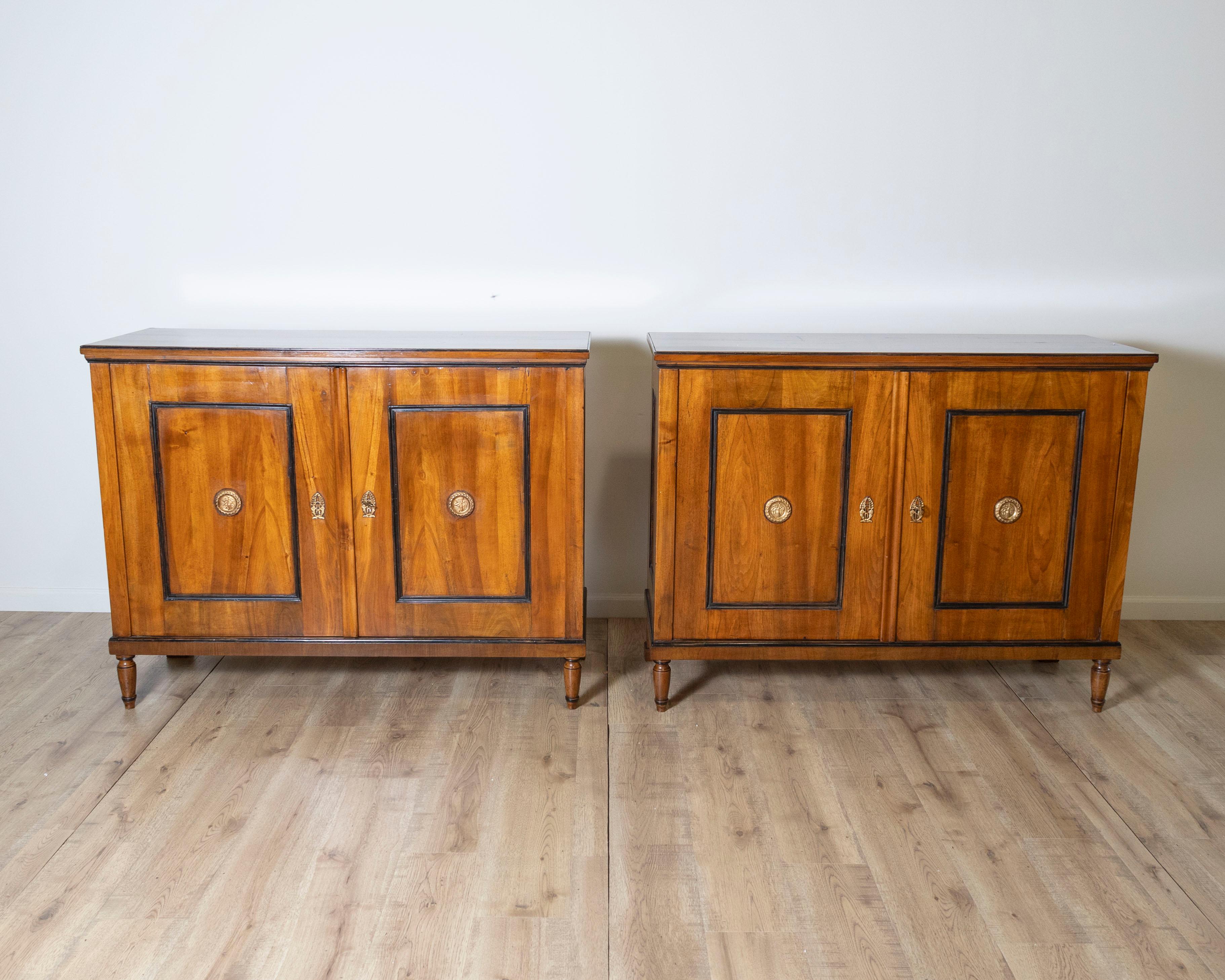 Paar italienische Sideboards aus dem späten 19. Jahrhundert (Italienisch) im Angebot
