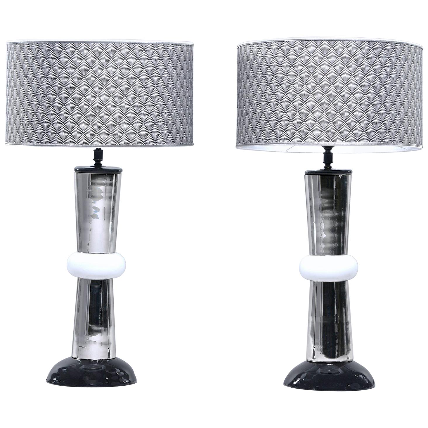 Paar italienische Lampen aus Silber und weißem Glas mit gemusterten Schirmen