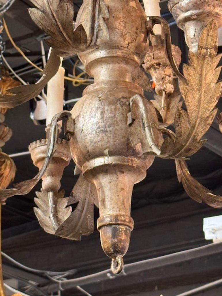Paar italienische vergoldete Silber-Holz-Kronleuchter (Eisen) im Angebot