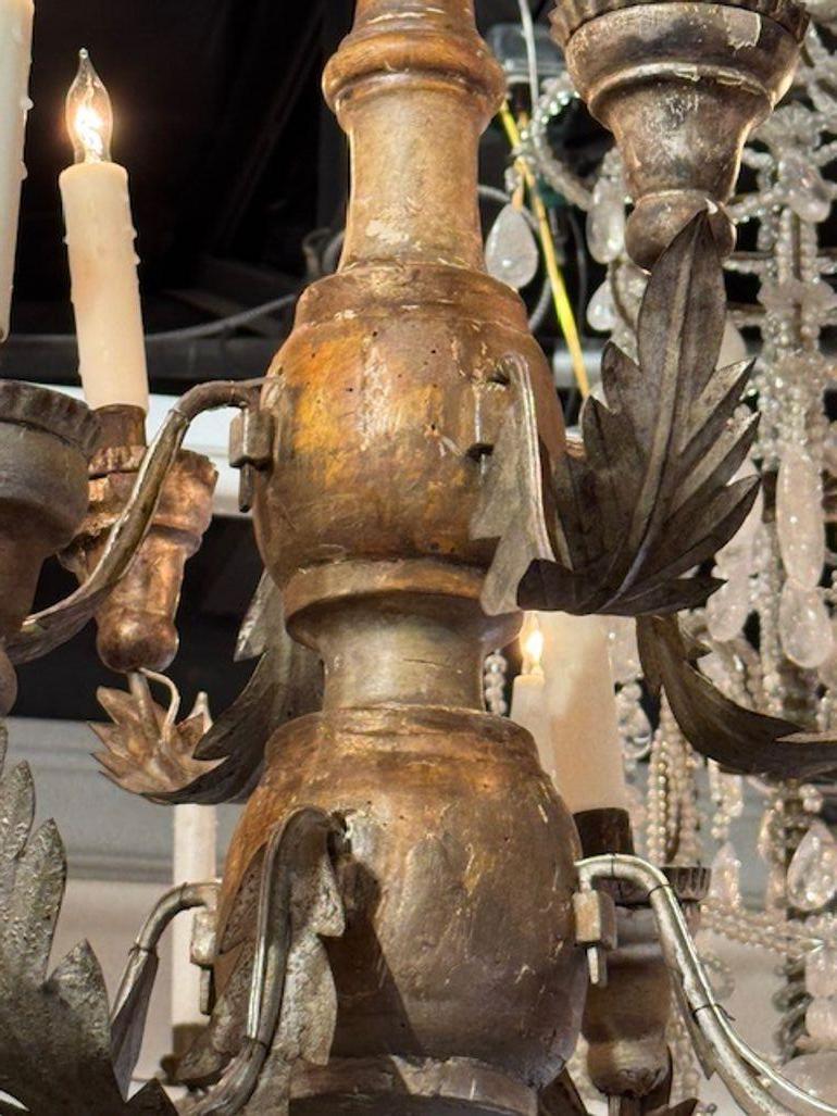 Paar italienische vergoldete Silber-Holz-Kronleuchter im Angebot 1