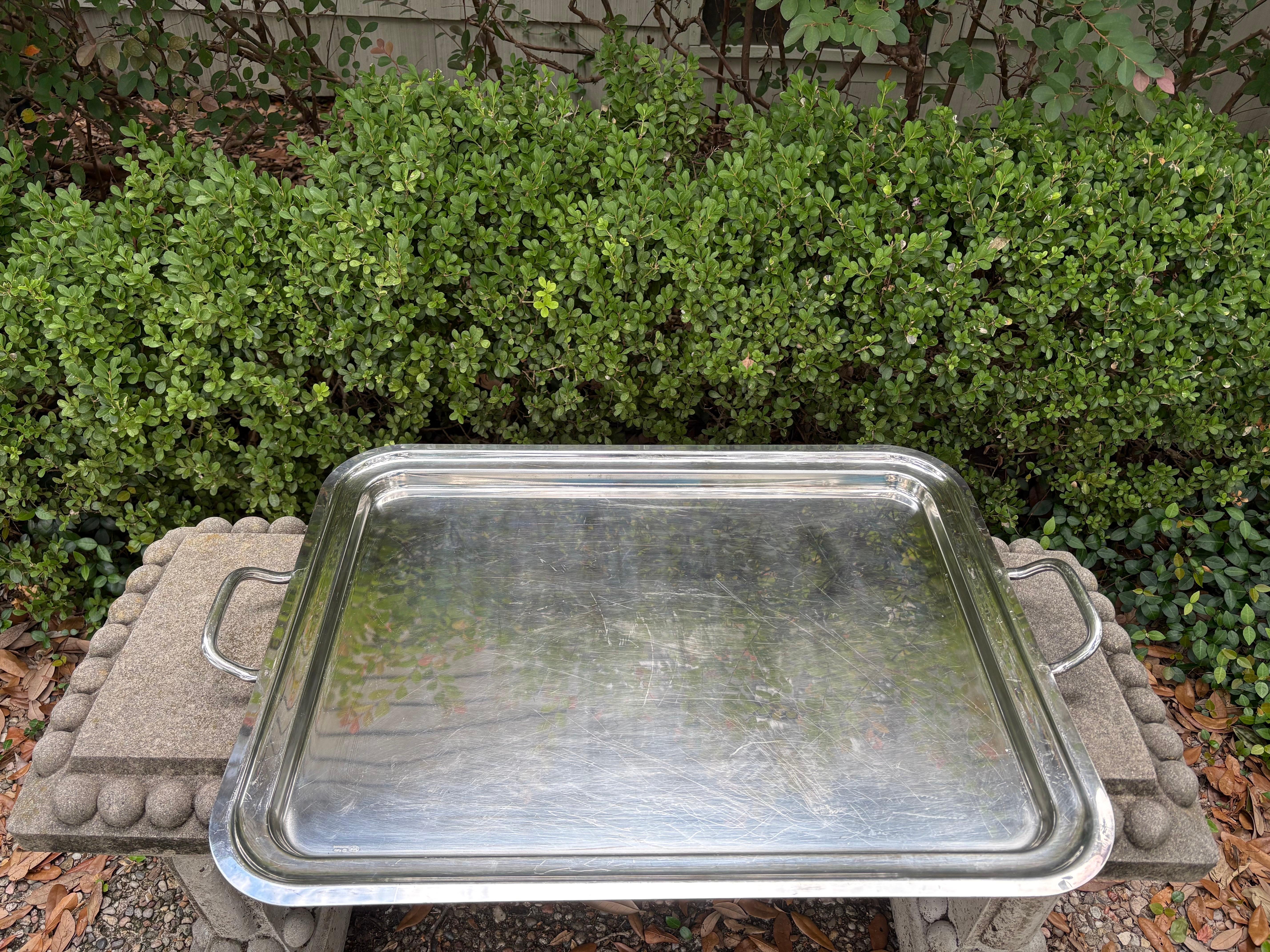 Paar italienische Silbertabletts von Sambonet.
Wir bieten ein großartiges, extragroßes Paar italienischer, moderner, versilberter Tabletts mit Griffen an. Diese großformatigen Tabletts sind ideal für die Bewirtung großer Gruppen. Jedes Tablett ist