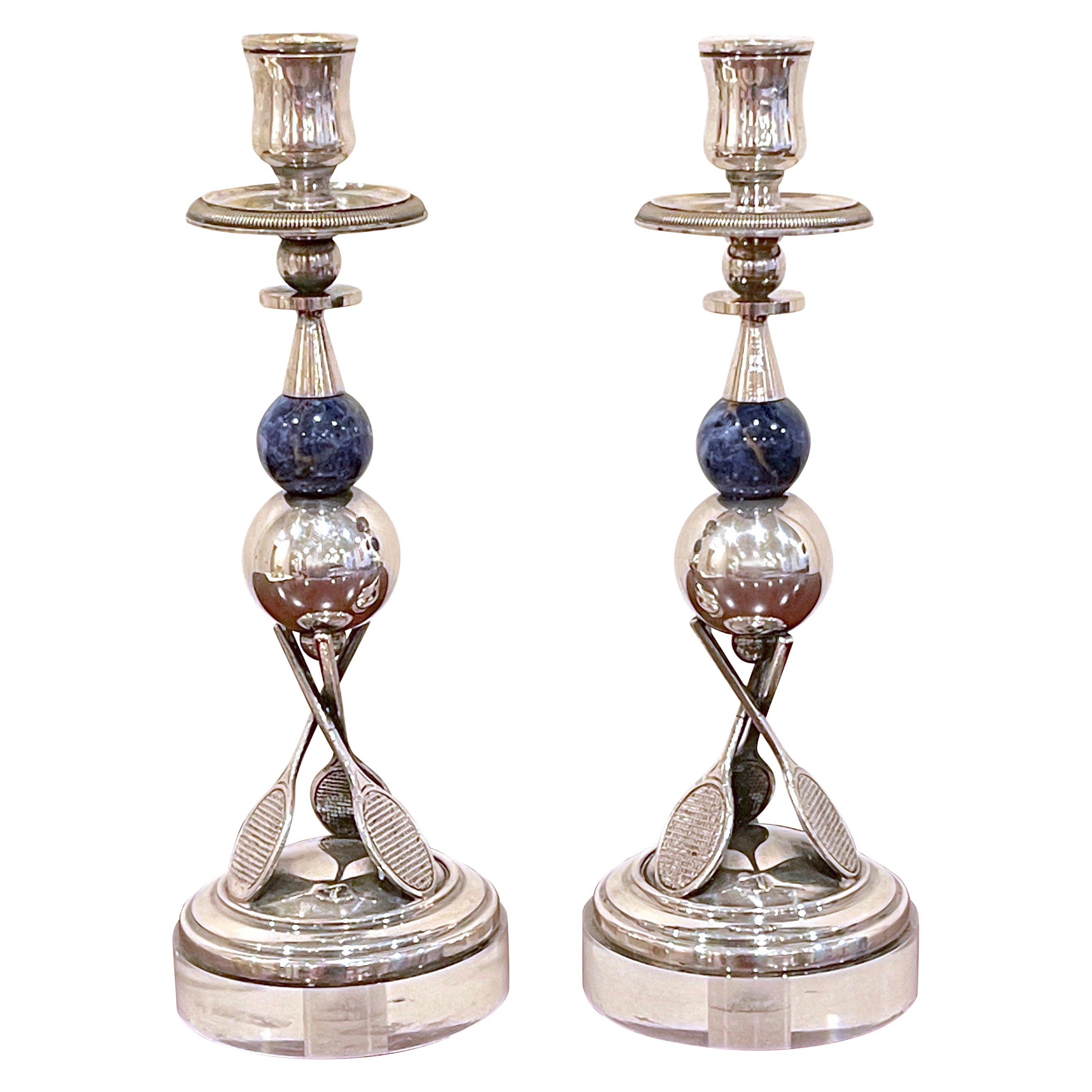 Paire de bougeoirs italiens en métal argenté, lapis et lucite à motif de tennis