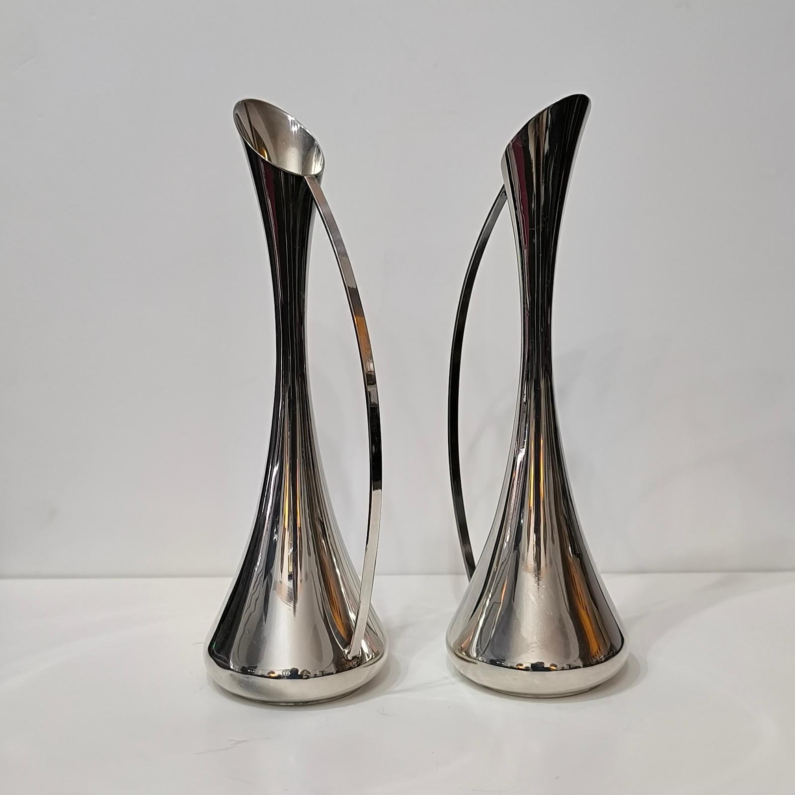 Coppia di vasi italiani con manico Soliflores placcati in argento, dal design sofisticato in vendita 3