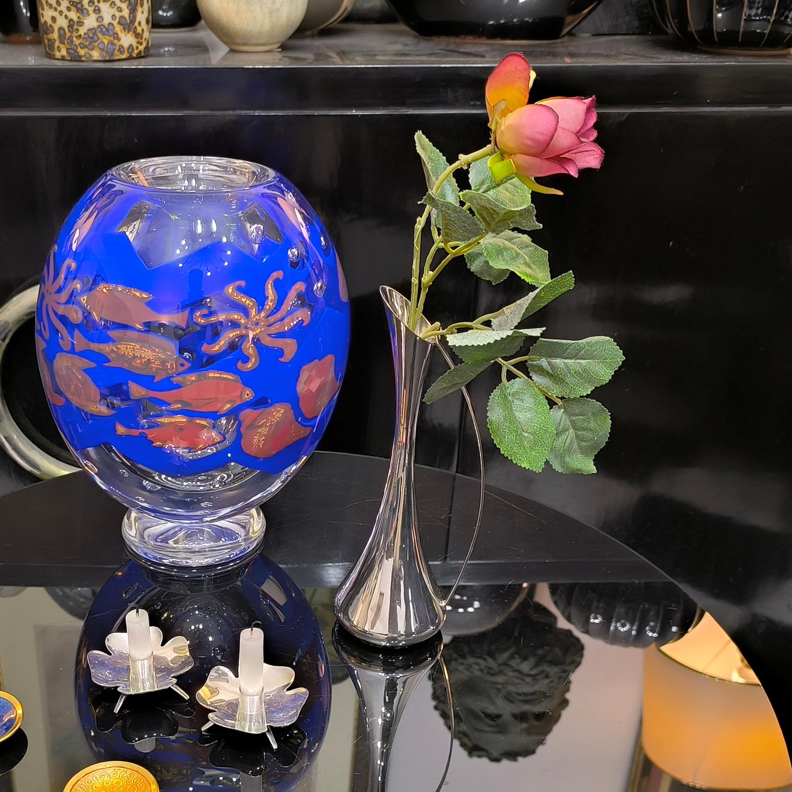 Una coppia di splendidi vasi di Ewer placcati in argento e realizzati con maestria in Italia. Questi eleganti vasi vantano un manico graziosamente curvo e un design moderno e sofisticato, che li rende la scelta ideale sia come vaso Soliflores che