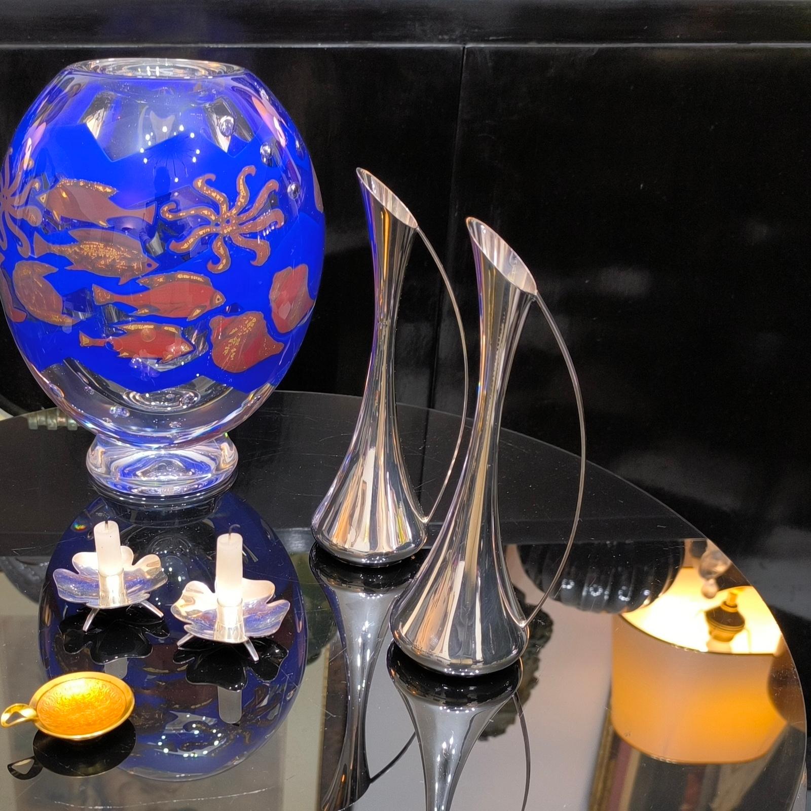 Moderno Coppia di vasi italiani con manico Soliflores placcati in argento, dal design sofisticato in vendita