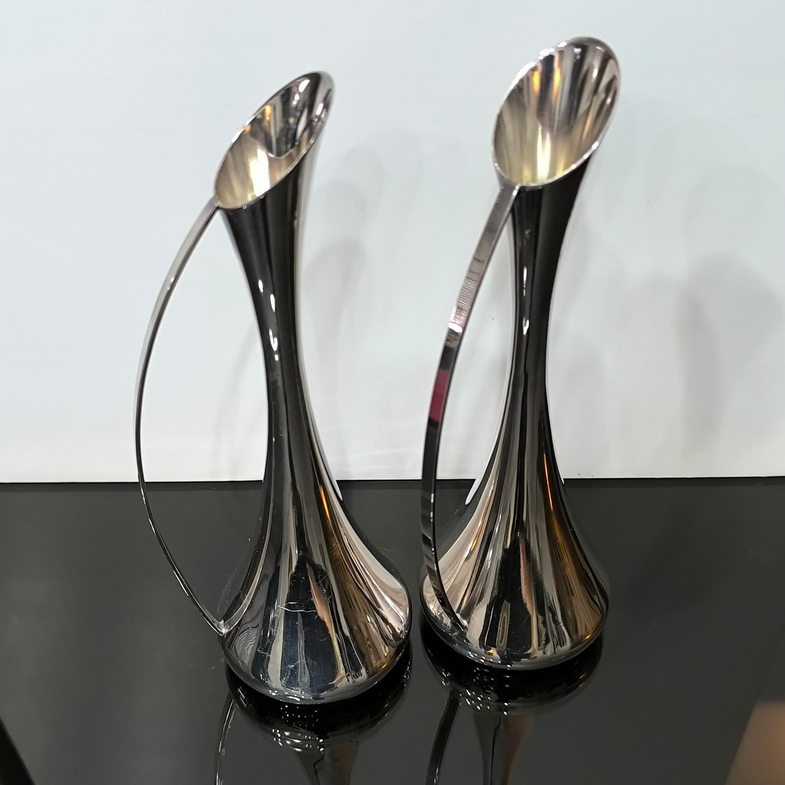 Fine XX secolo Coppia di vasi italiani con manico Soliflores placcati in argento, dal design sofisticato in vendita