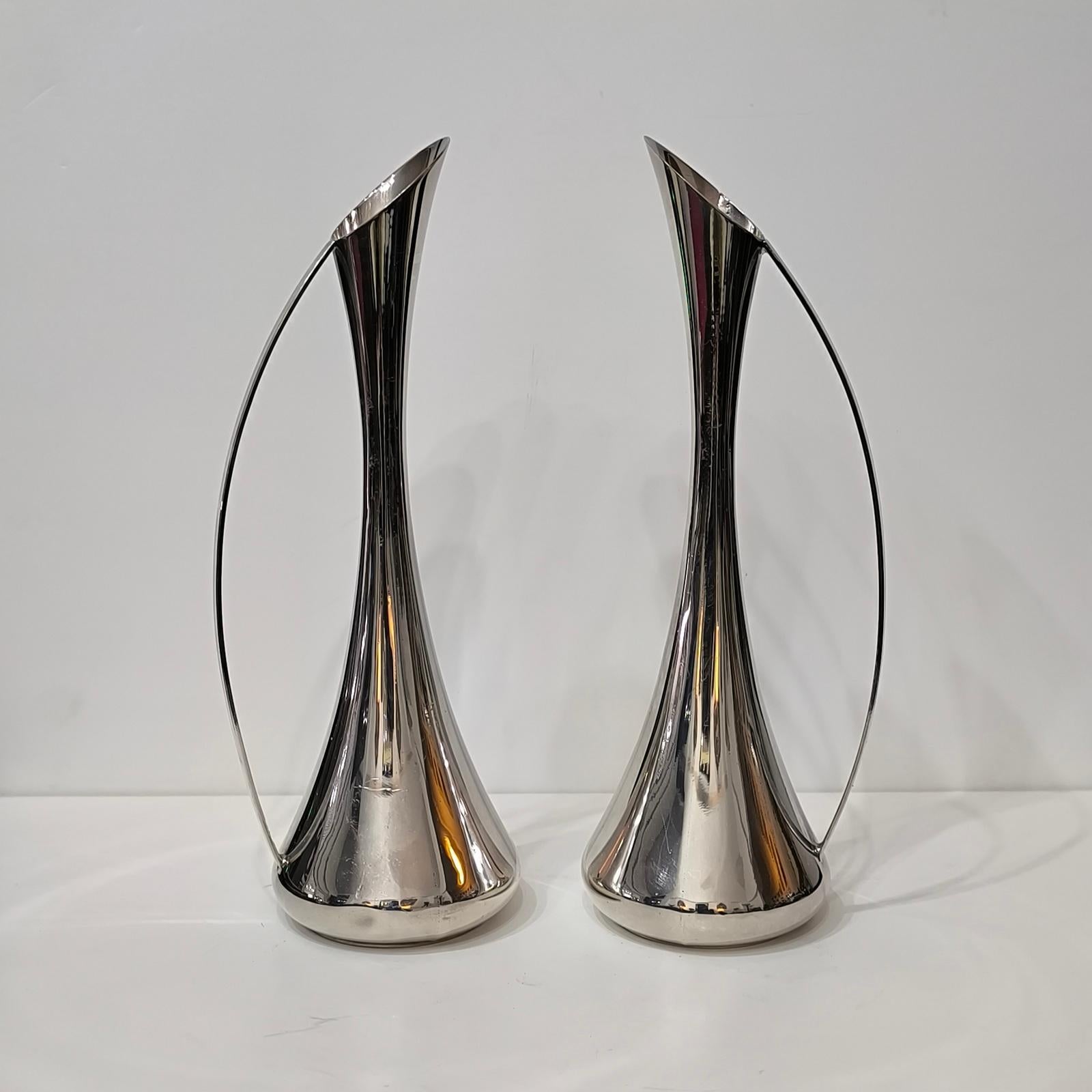 Placcato argento Coppia di vasi italiani con manico Soliflores placcati in argento, dal design sofisticato in vendita