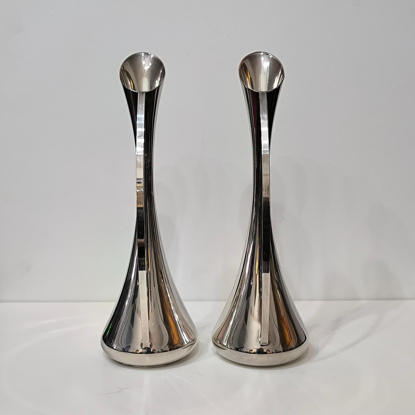 Coppia di vasi italiani con manico Soliflores placcati in argento, dal design sofisticato in vendita 1