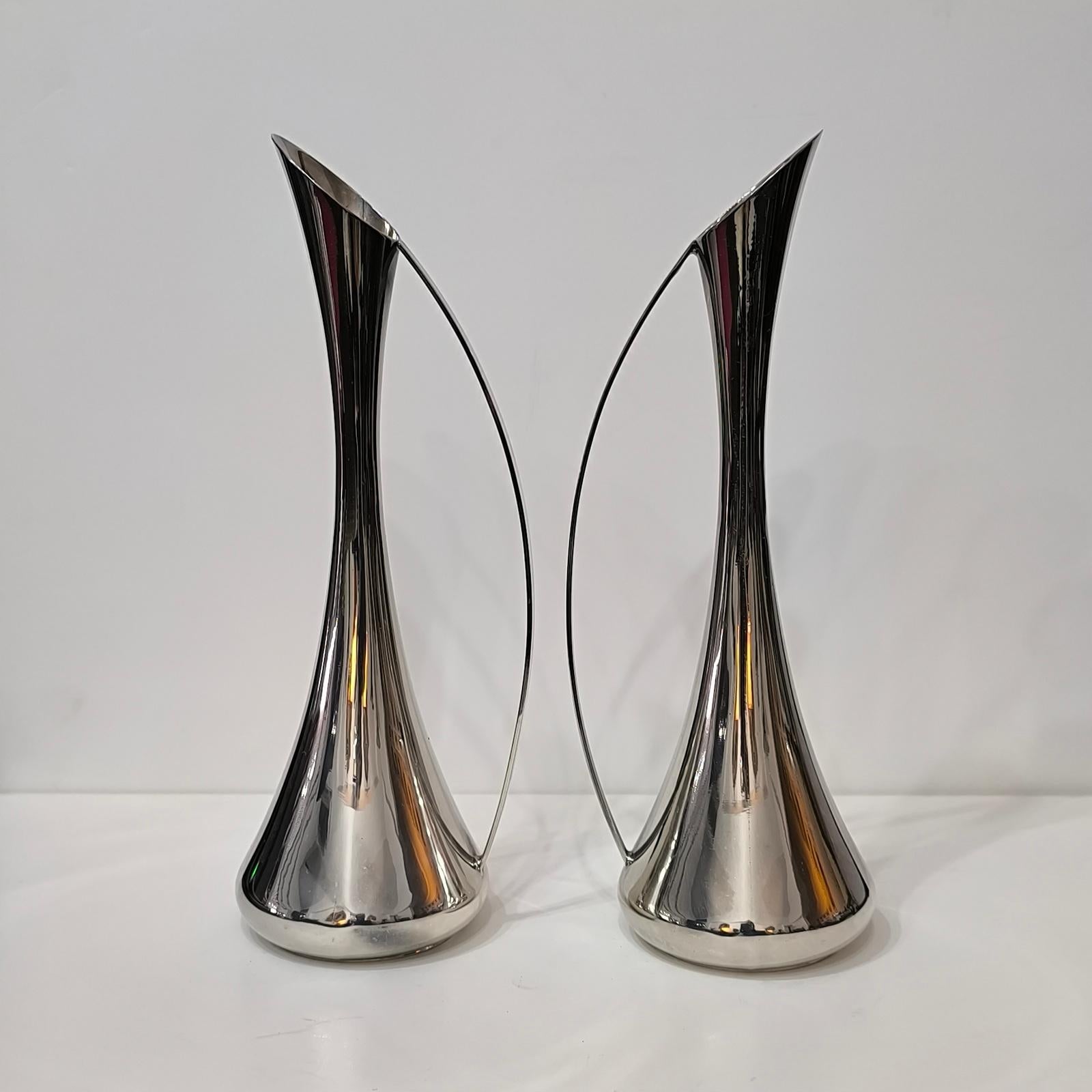 Coppia di vasi italiani con manico Soliflores placcati in argento, dal design sofisticato in vendita 2