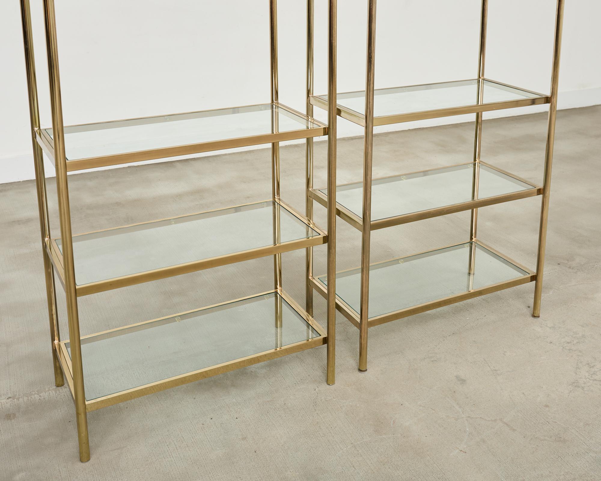 Pareja de Ménsulas italianas de seis estantes de cristal y metal dorado en venta 3