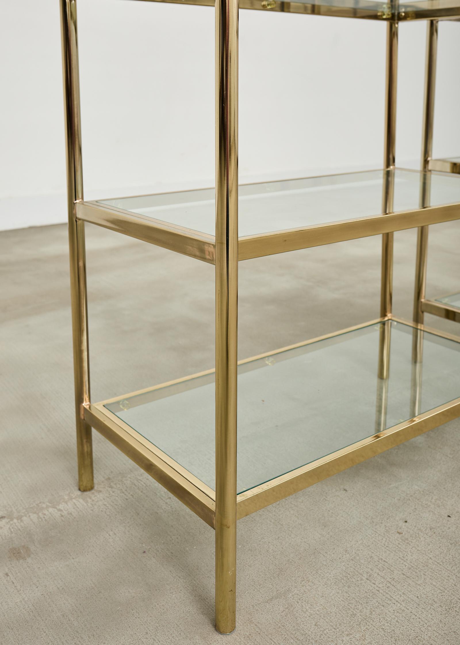 Pareja de Ménsulas italianas de seis estantes de cristal y metal dorado en venta 4