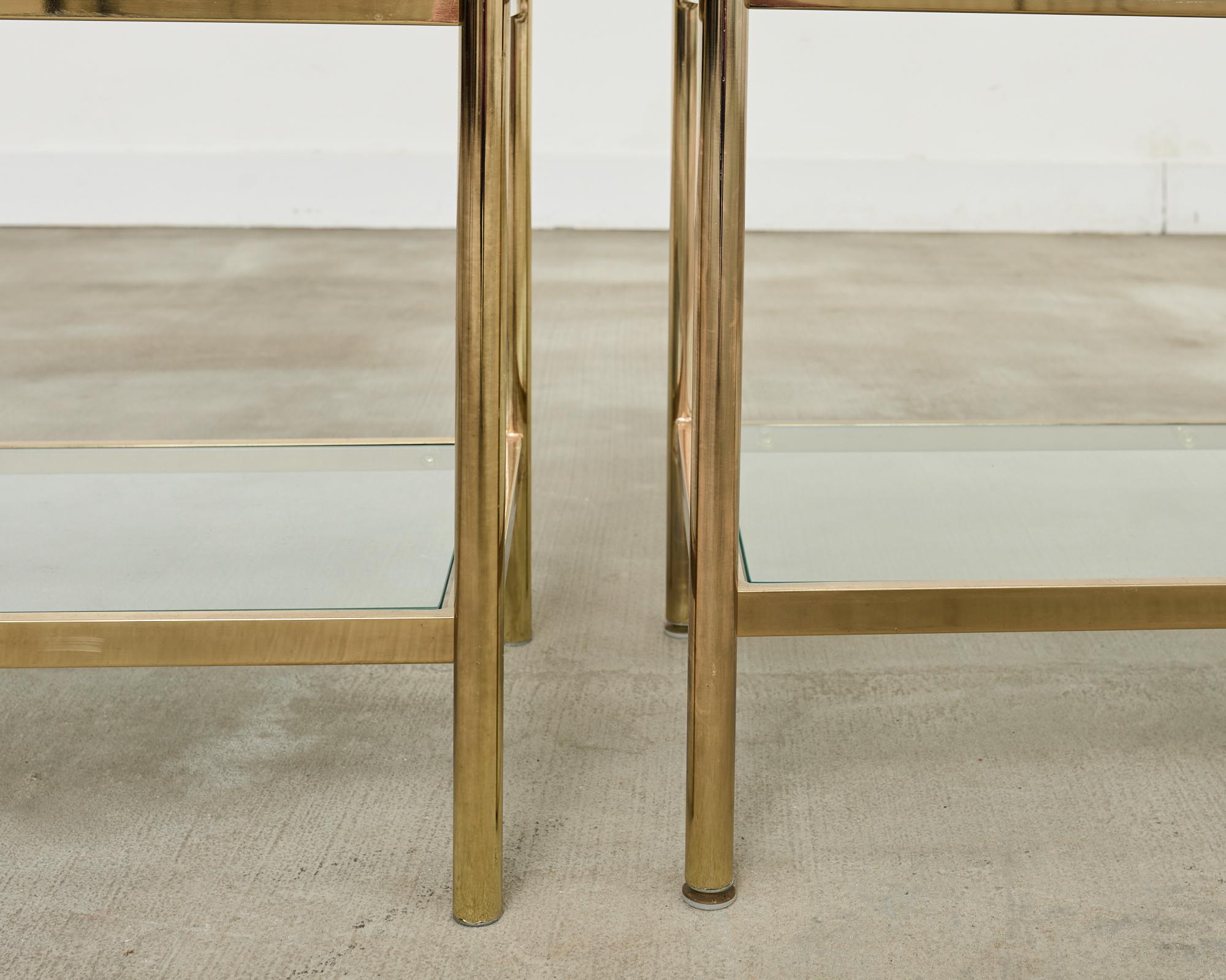 Pareja de Ménsulas italianas de seis estantes de cristal y metal dorado en venta 5