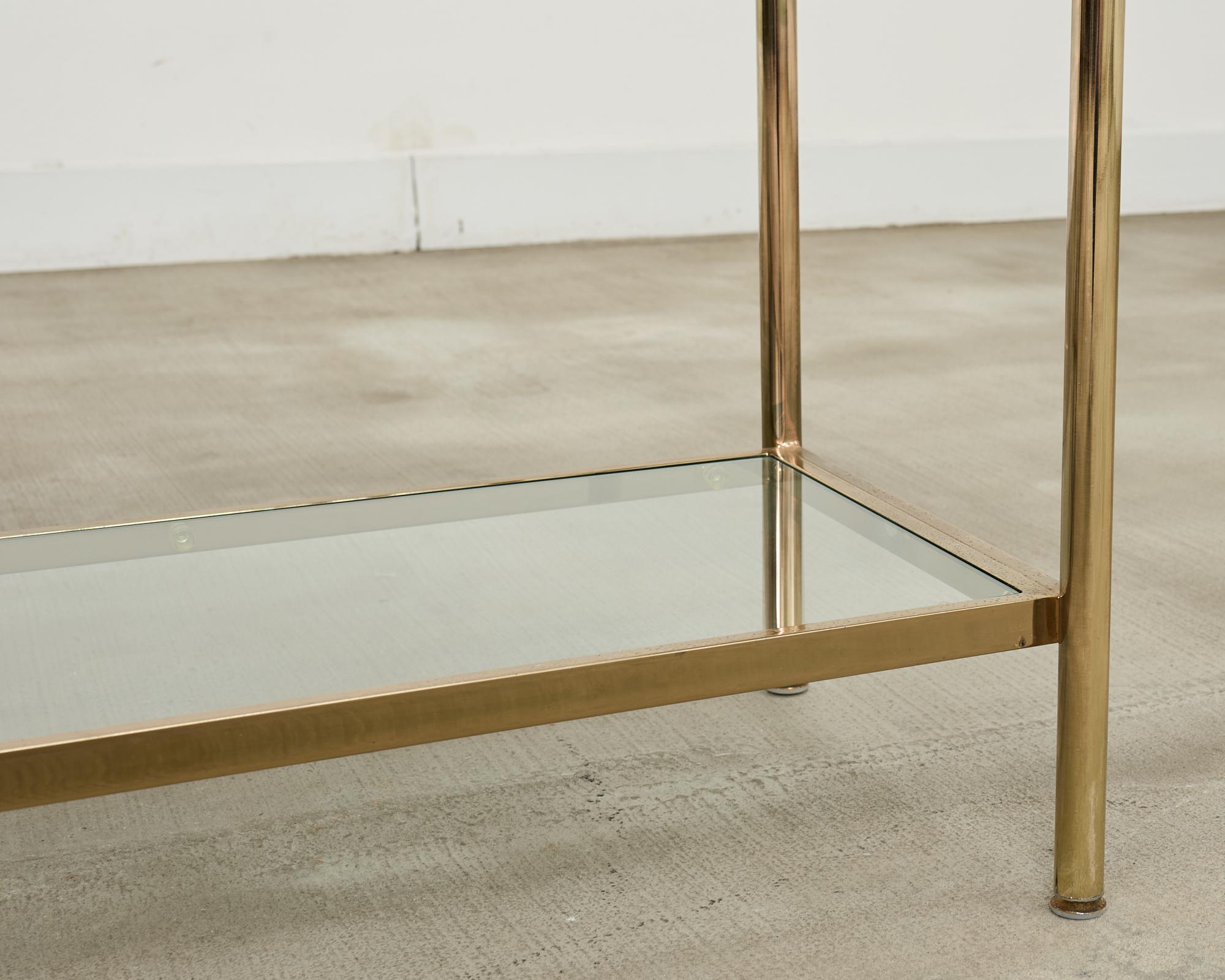 Pareja de Ménsulas italianas de seis estantes de cristal y metal dorado en venta 6