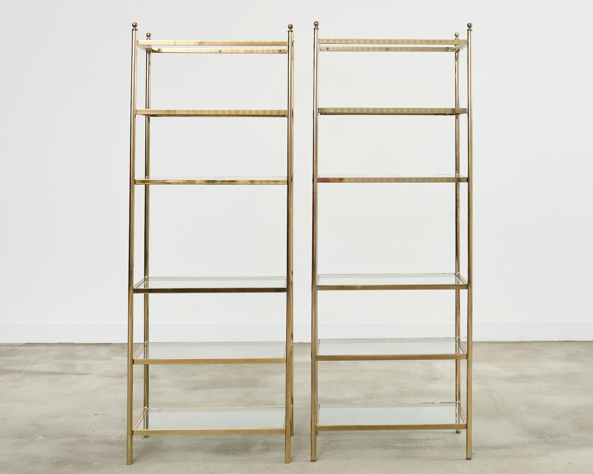 Pareja de Ménsulas italianas de seis estantes de cristal y metal dorado en venta 9