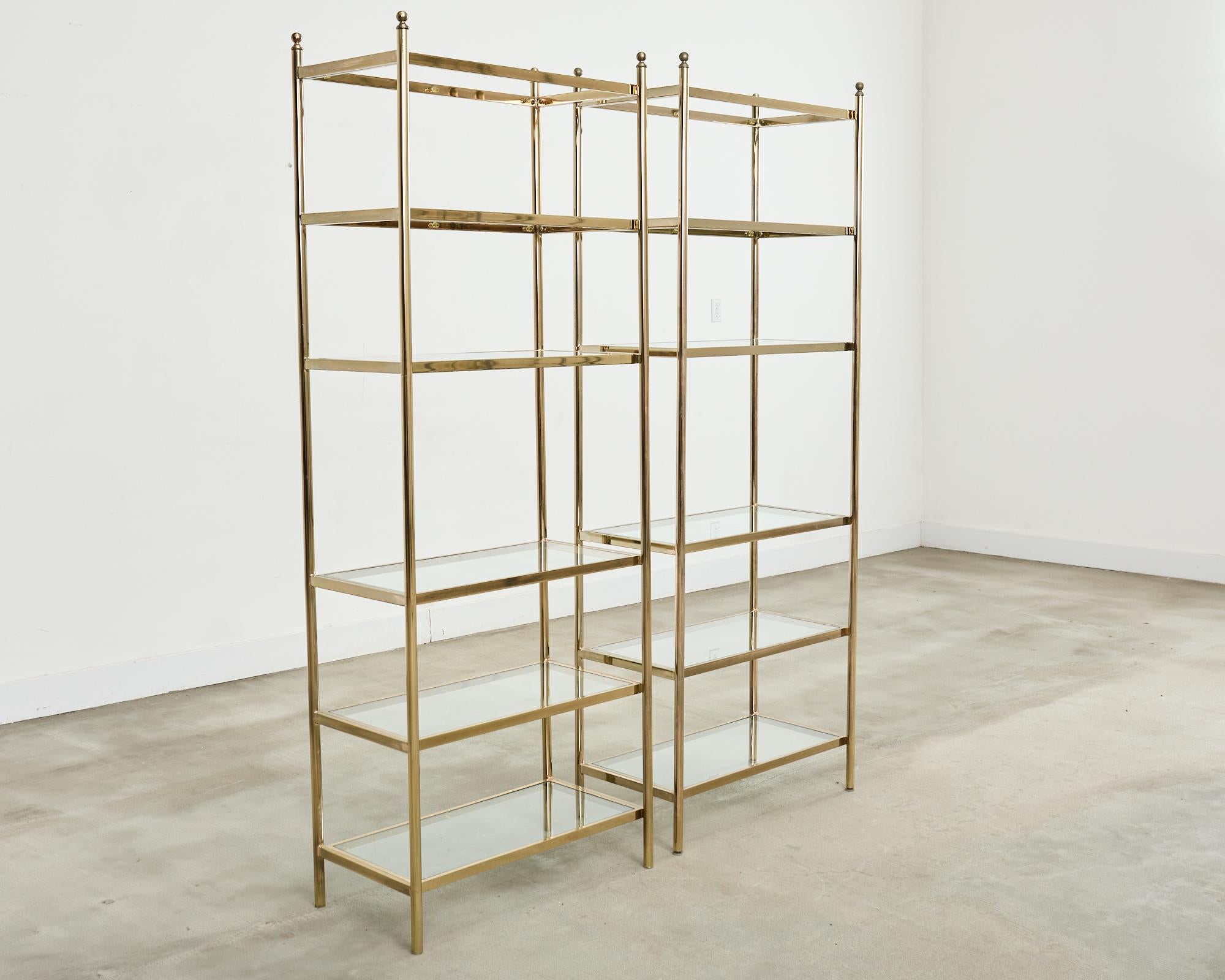 Pareja de Ménsulas italianas de seis estantes de cristal y metal dorado Moderno de mediados de siglo en venta
