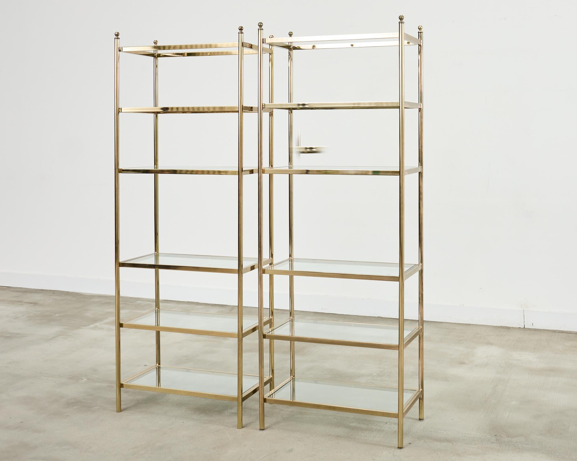 Pareja de Ménsulas italianas de seis estantes de cristal y metal dorado Dorado en venta