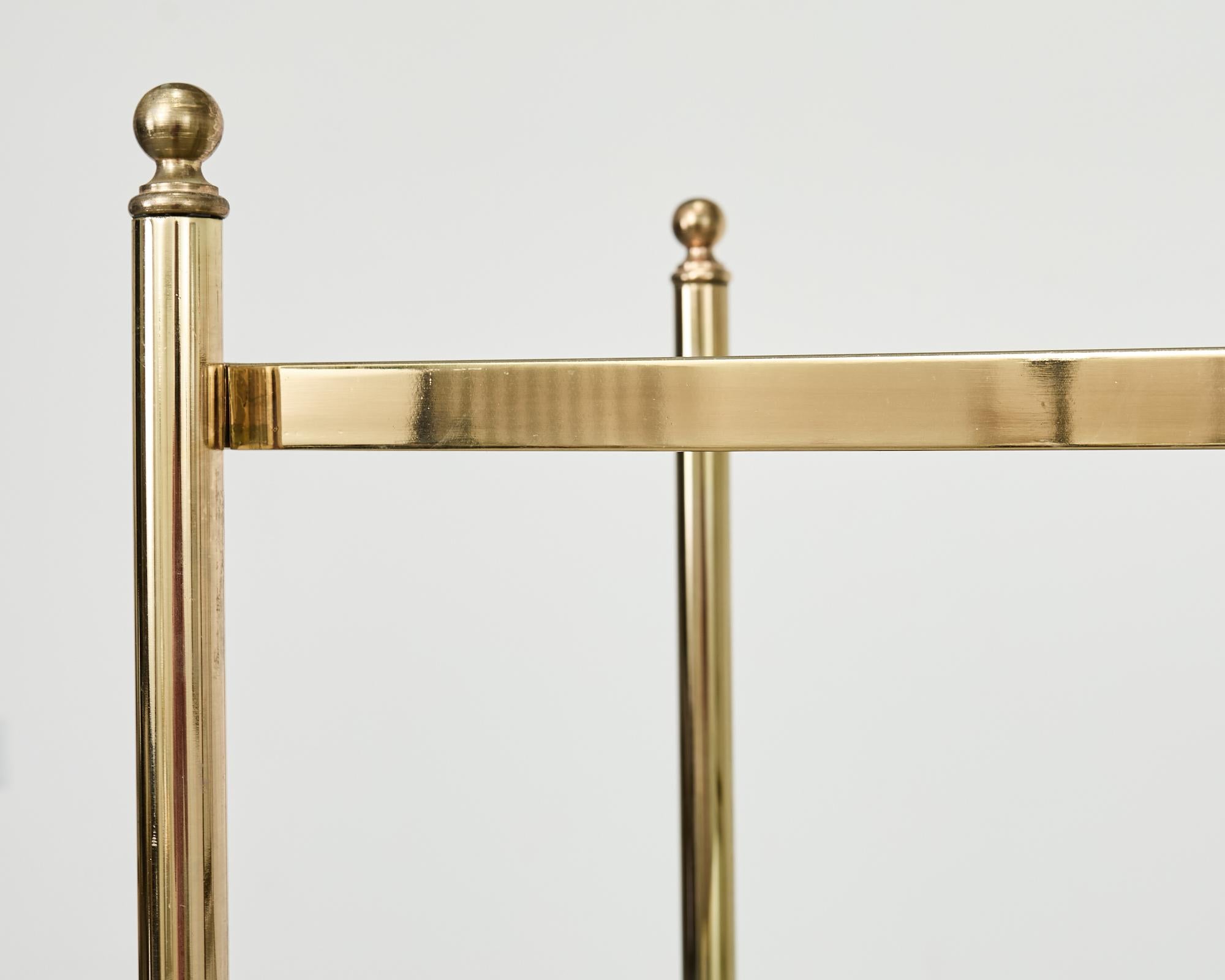 Pareja de Ménsulas italianas de seis estantes de cristal y metal dorado Acero en venta