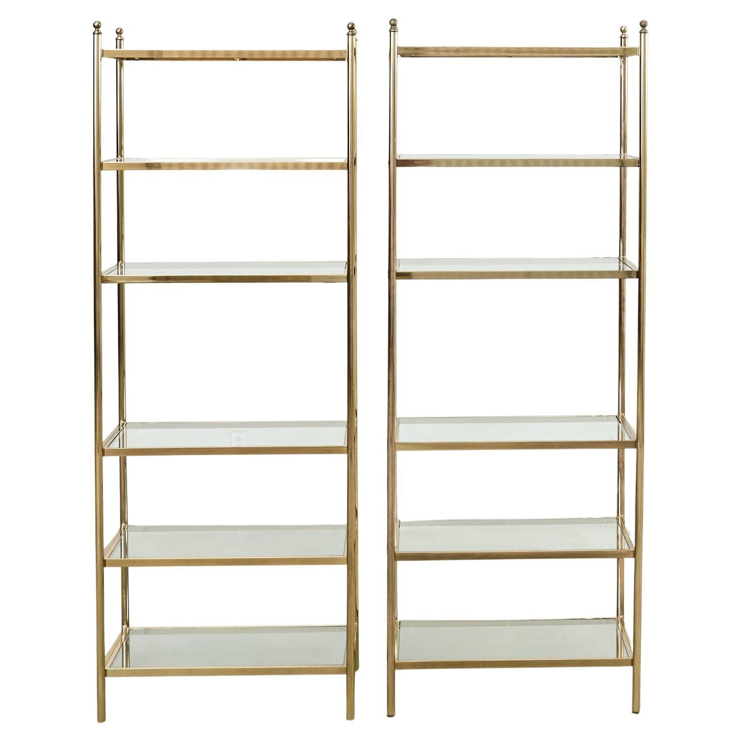 Pareja de Ménsulas italianas de seis estantes de cristal y metal dorado en venta