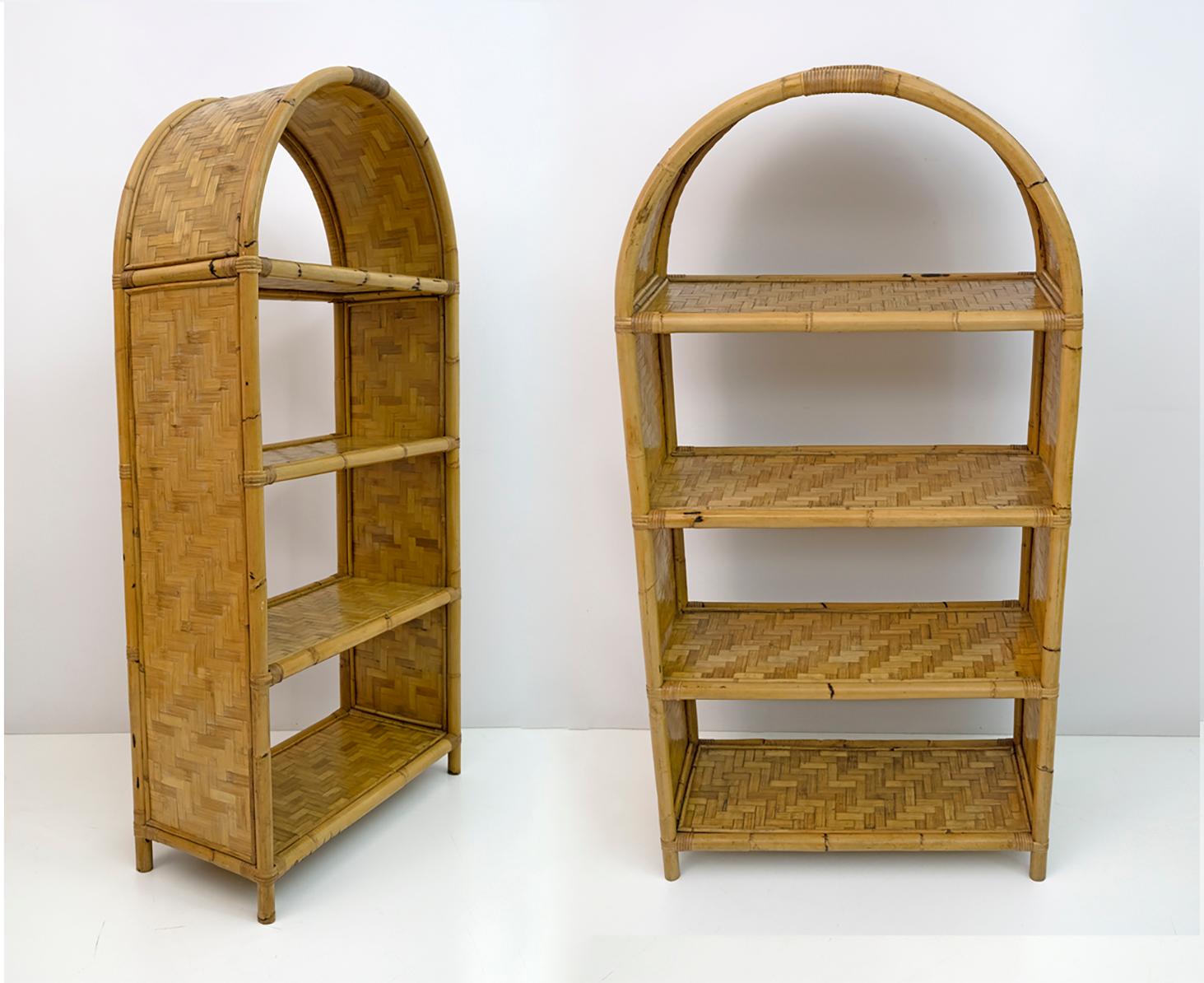 Magnifique paire de bibliothèques des années 1970. Les bibliothèques ont quatre étagères et sont réalisées en mosaïque de bambou.