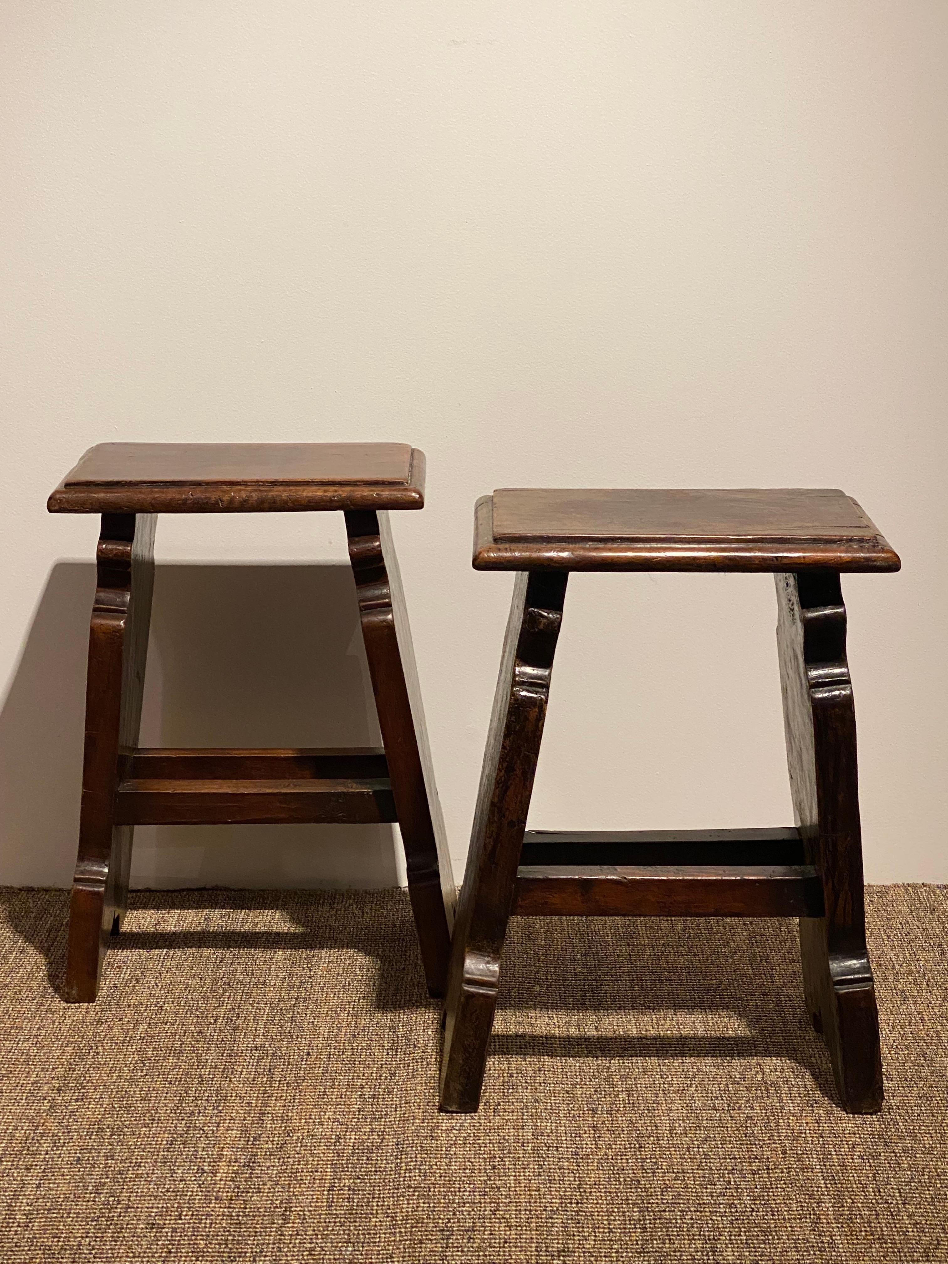 Un par de mesas antiguas italianas de nogal de estilo renacentista de alrededor de los años sesenta,
buen y cálido brillo de la Nuez,
Conjunto de mesas muy prácticas para utilizarlas con distintos fines,
como mesa o como taburete