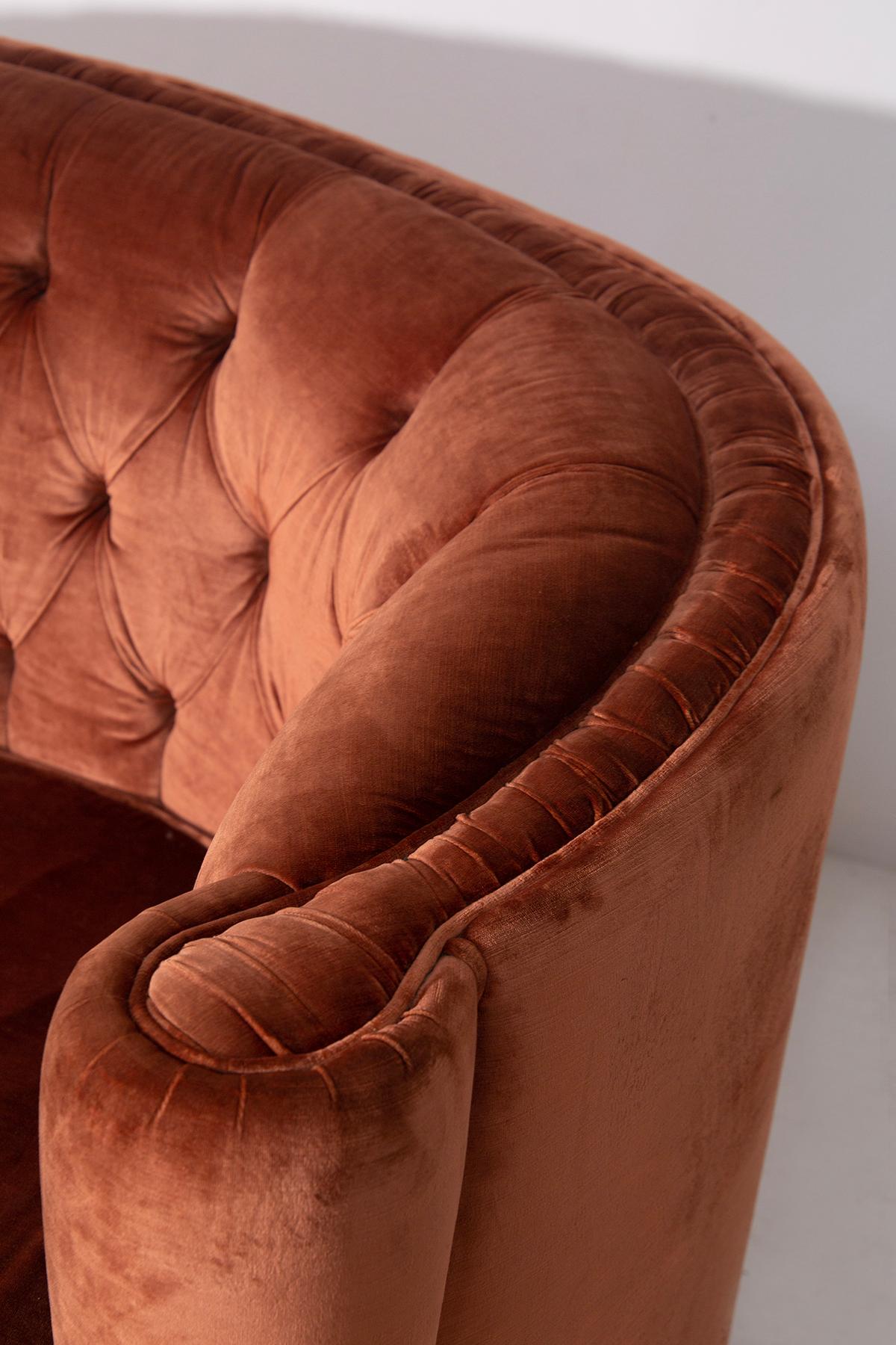 Pair of Italian sofas in orange capitonné velvet in Art Decò style in vendita 4