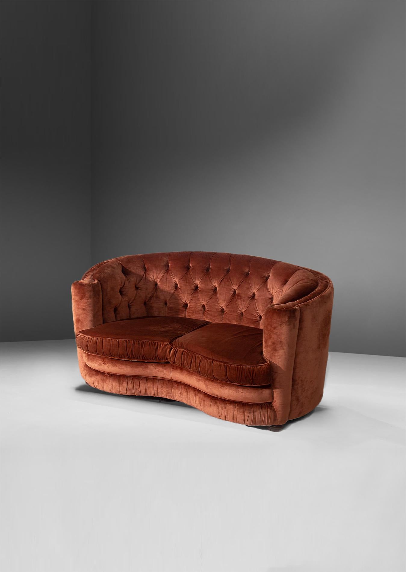 Art Déco Pair of Italian sofas in orange capitonné velvet in Art Decò style in vendita