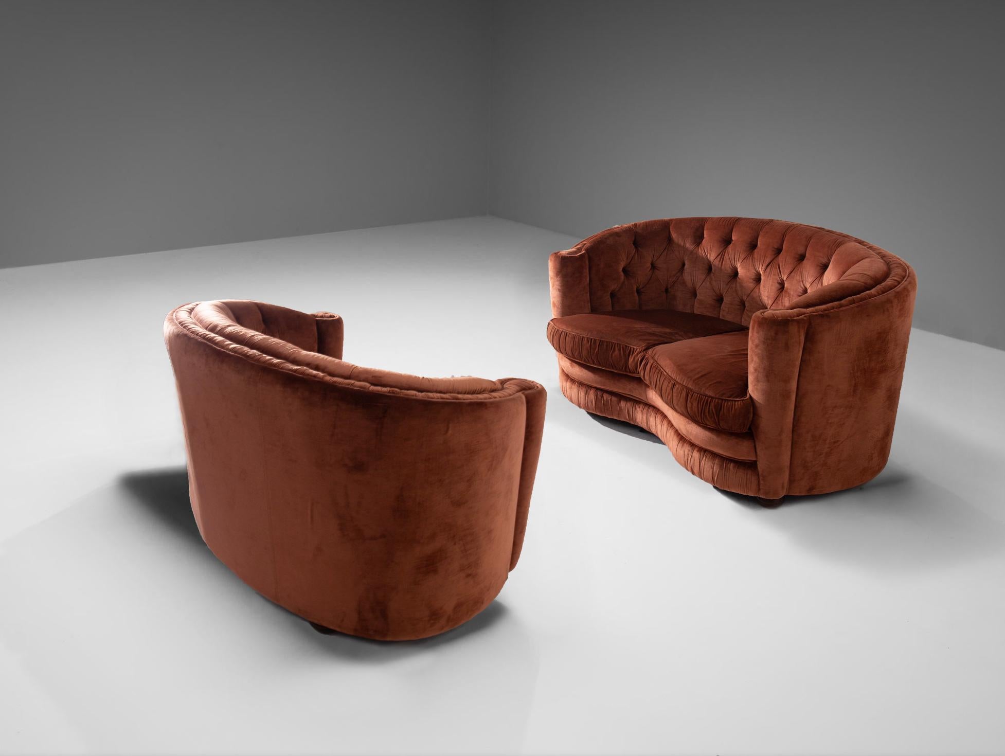 Pair of Italian sofas in orange capitonné velvet in Art Decò style In condizioni buone in vendita a Milano, IT