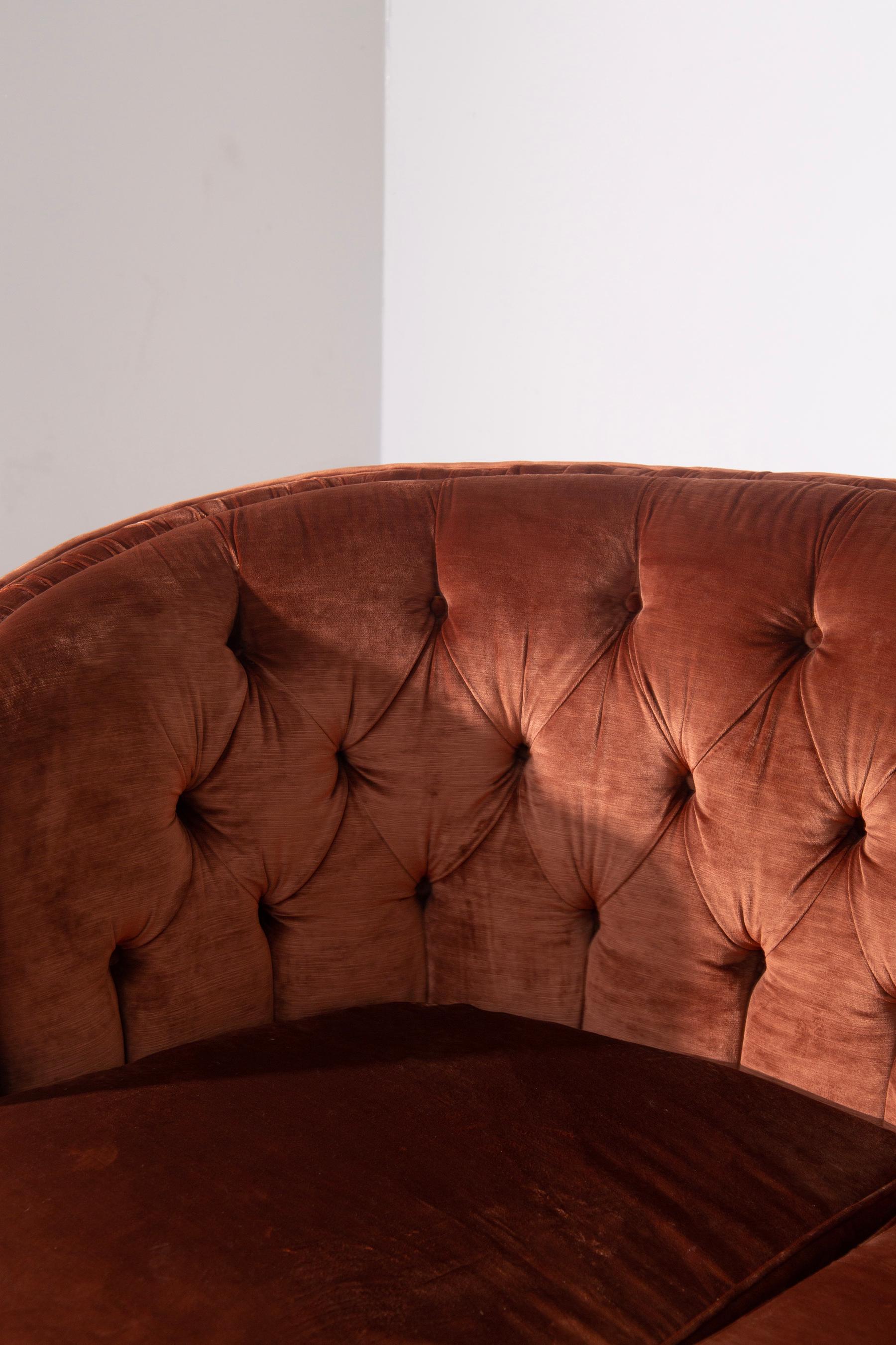 Pair of Italian sofas in orange capitonné velvet in Art Decò style in vendita 2
