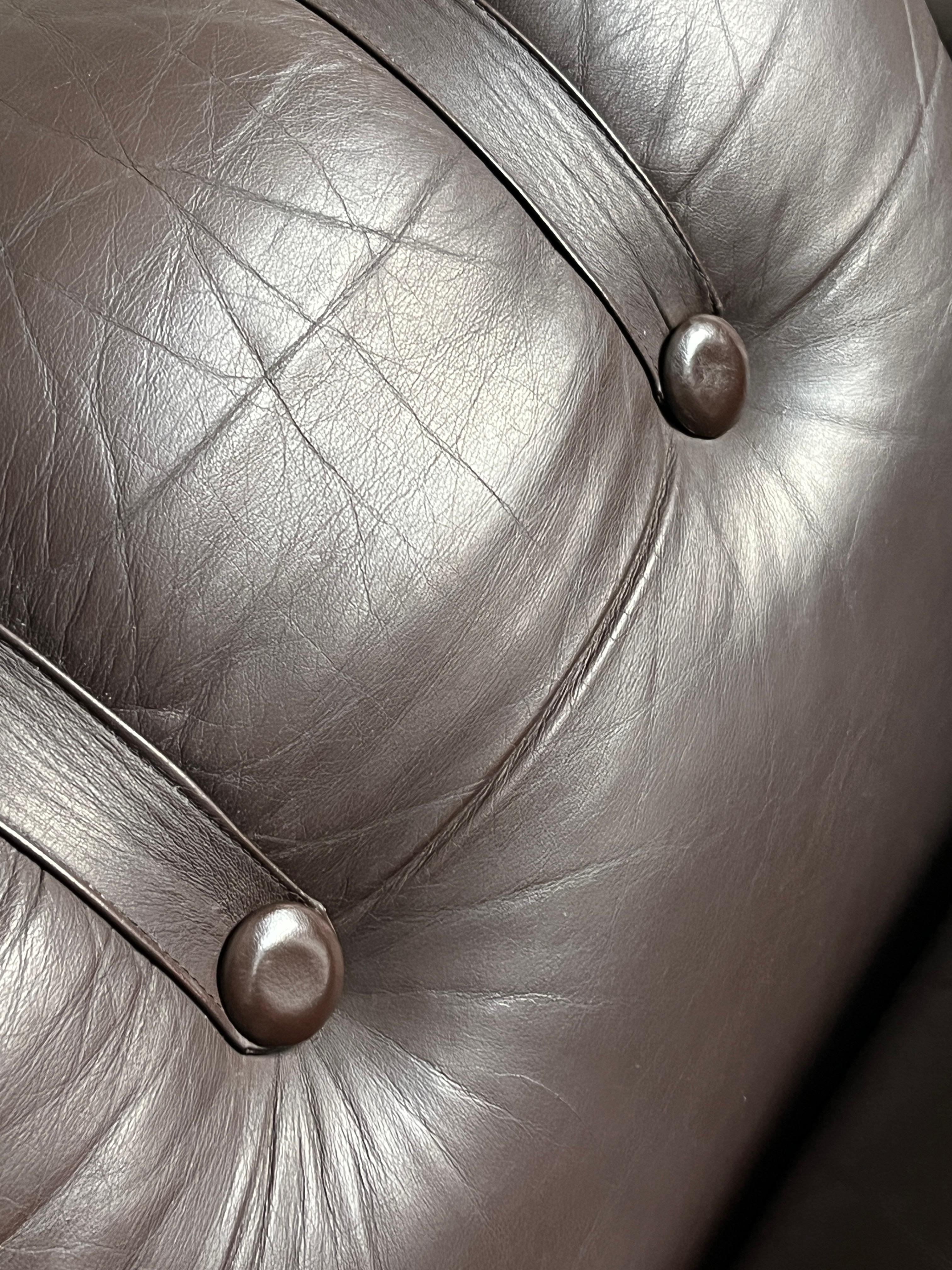 Coppia di poltrone italiane A Space Age Cloud con rivestimento in pelle marrone scuro, anni '70 in vendita 3