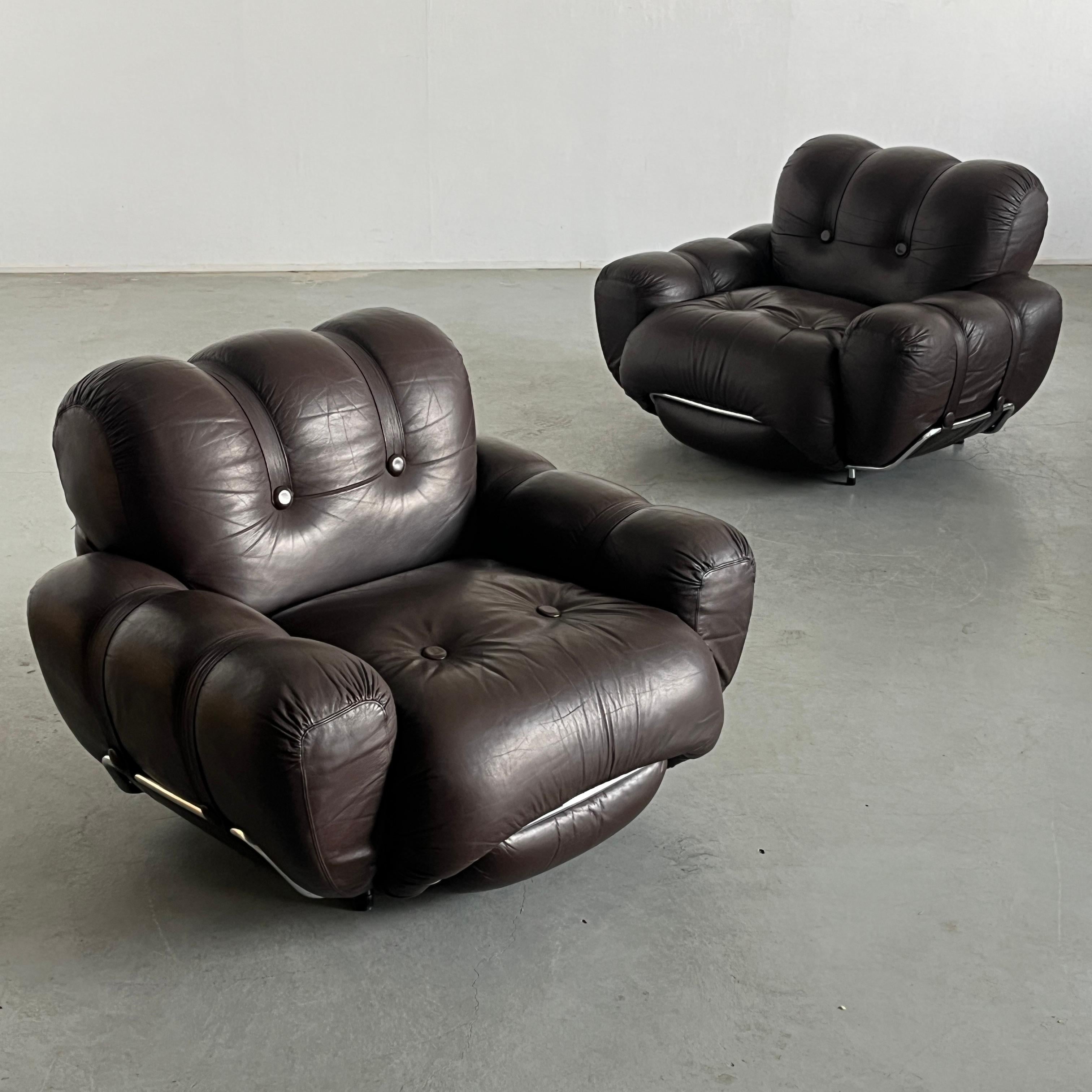 Mid-Century moderno Coppia di poltrone italiane A Space Age Cloud con rivestimento in pelle marrone scuro, anni '70 in vendita