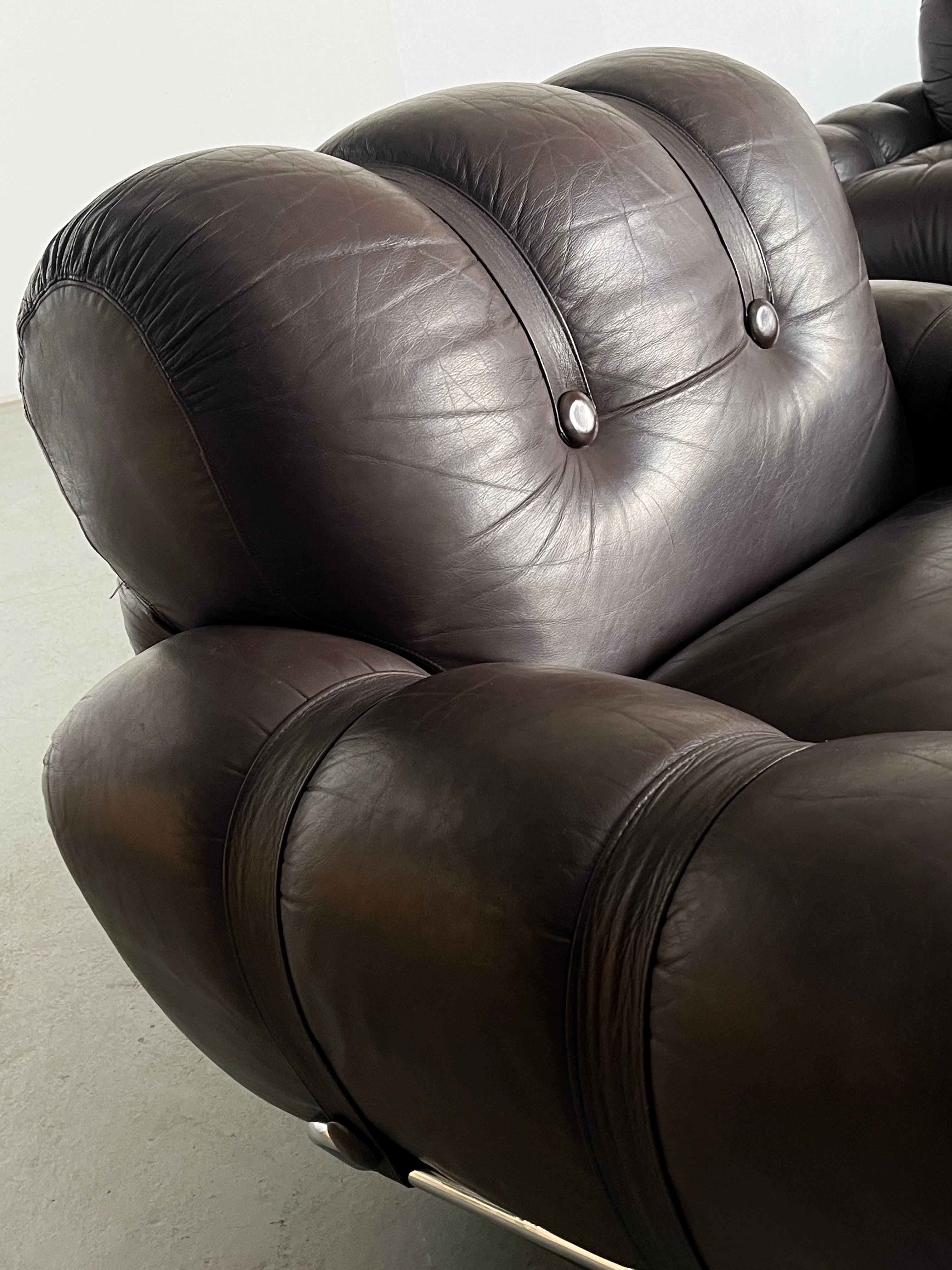 Italiano Coppia di poltrone italiane A Space Age Cloud con rivestimento in pelle marrone scuro, anni '70 in vendita