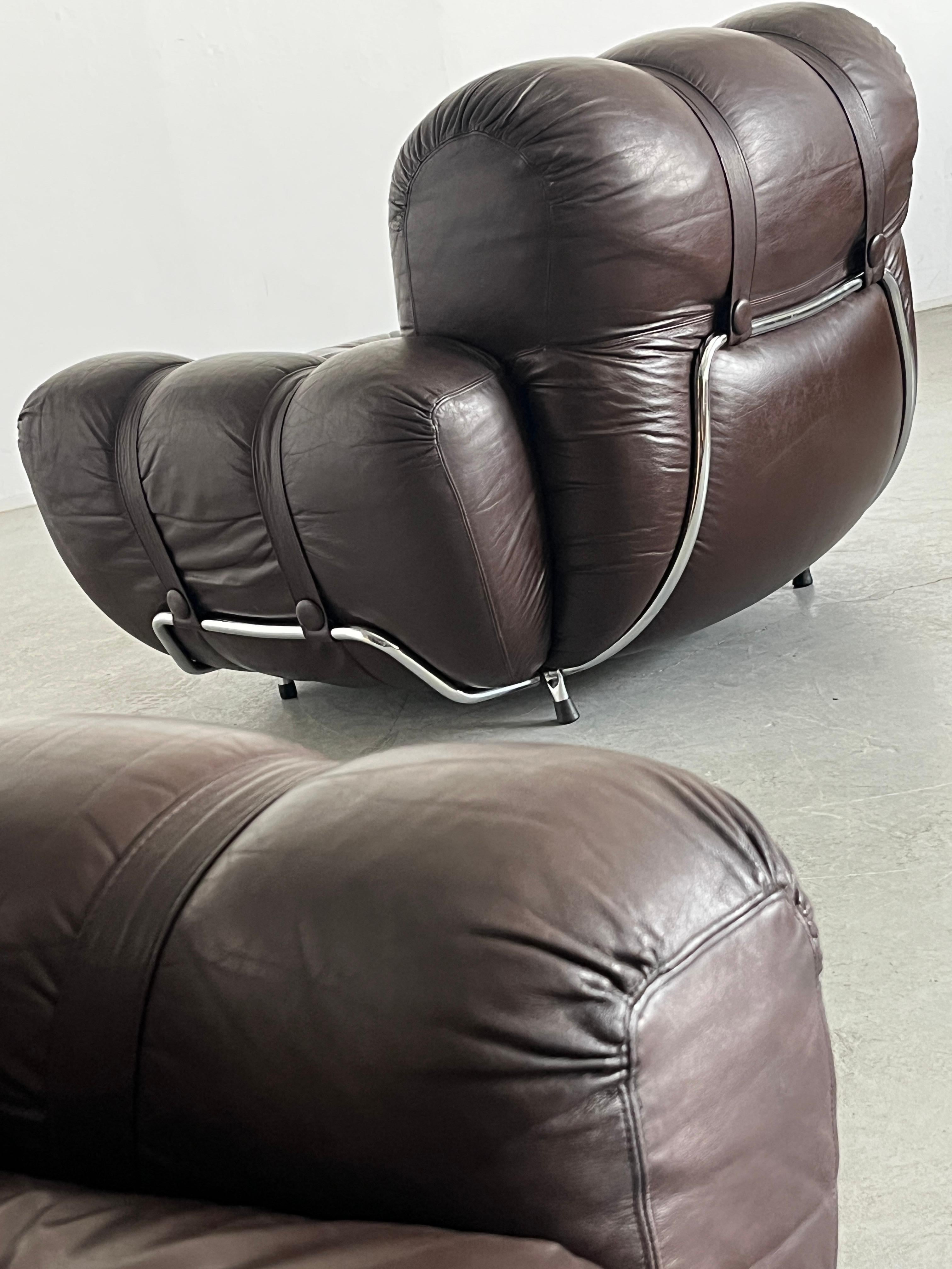 Fine XX secolo Coppia di poltrone italiane A Space Age Cloud con rivestimento in pelle marrone scuro, anni '70 in vendita