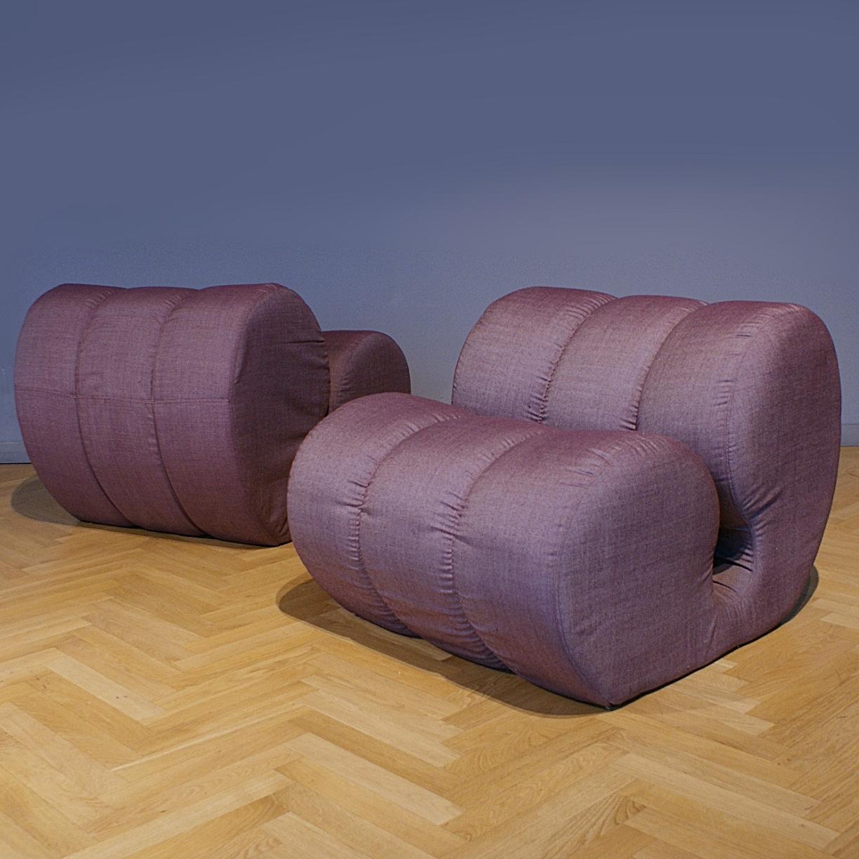 Außergewöhnliche italienische Loungesessel aus dem Space Age im Stil von Mario Bellini. Das Gestell der Stühle ist mit einem abgerundeten, weichen Schaumstoff überzogen und mit einem sehr feinen italienischen Stoff gepolstert. Wir lieben die