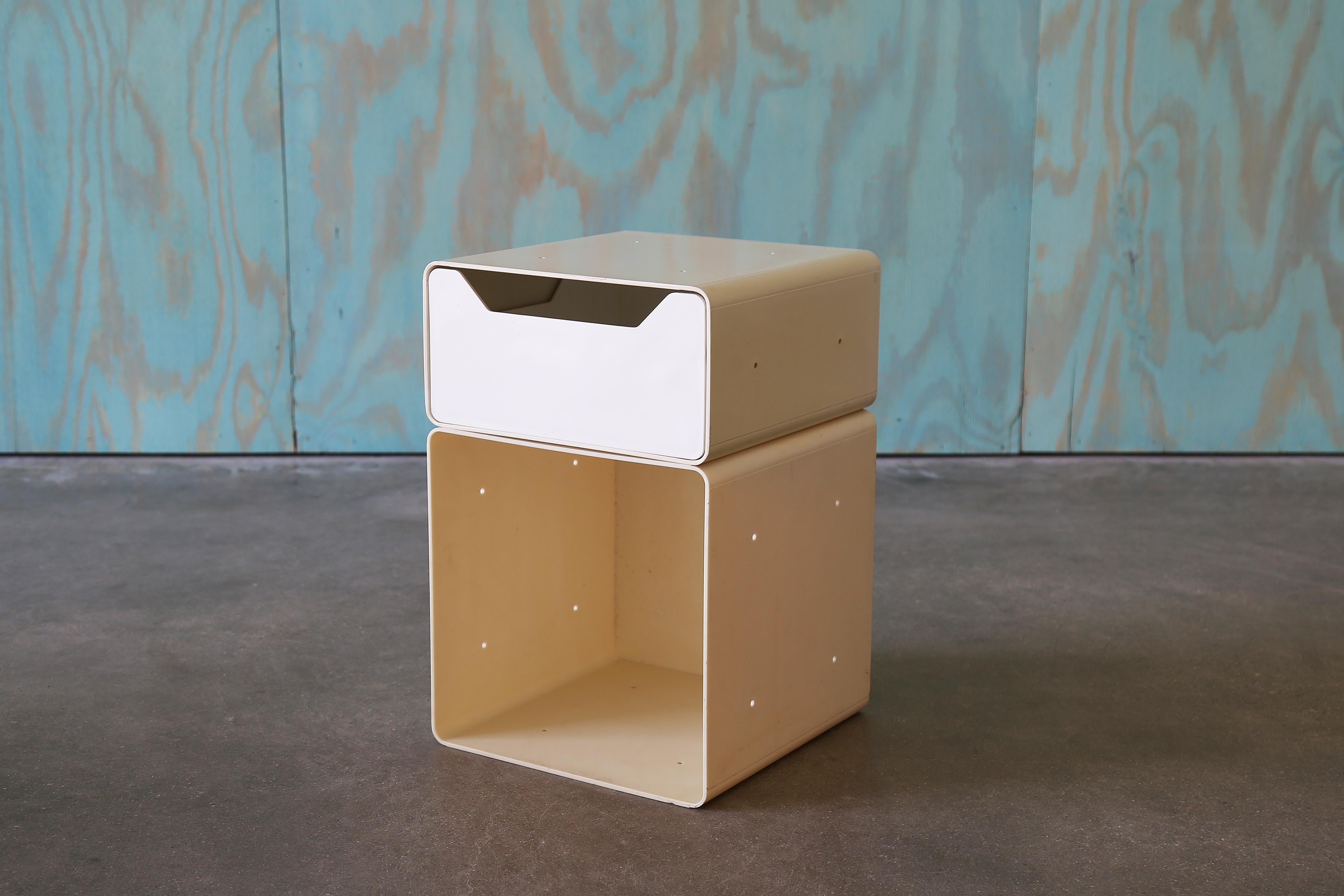 Fabricadas originalmente para formar parte de un sistema modular de escritorio/estantería, estas piezas italianas de la era espacial tienen la forma y el tamaño perfectos para convertirse en un par de mesillas de noche o mesas auxiliares geniales.