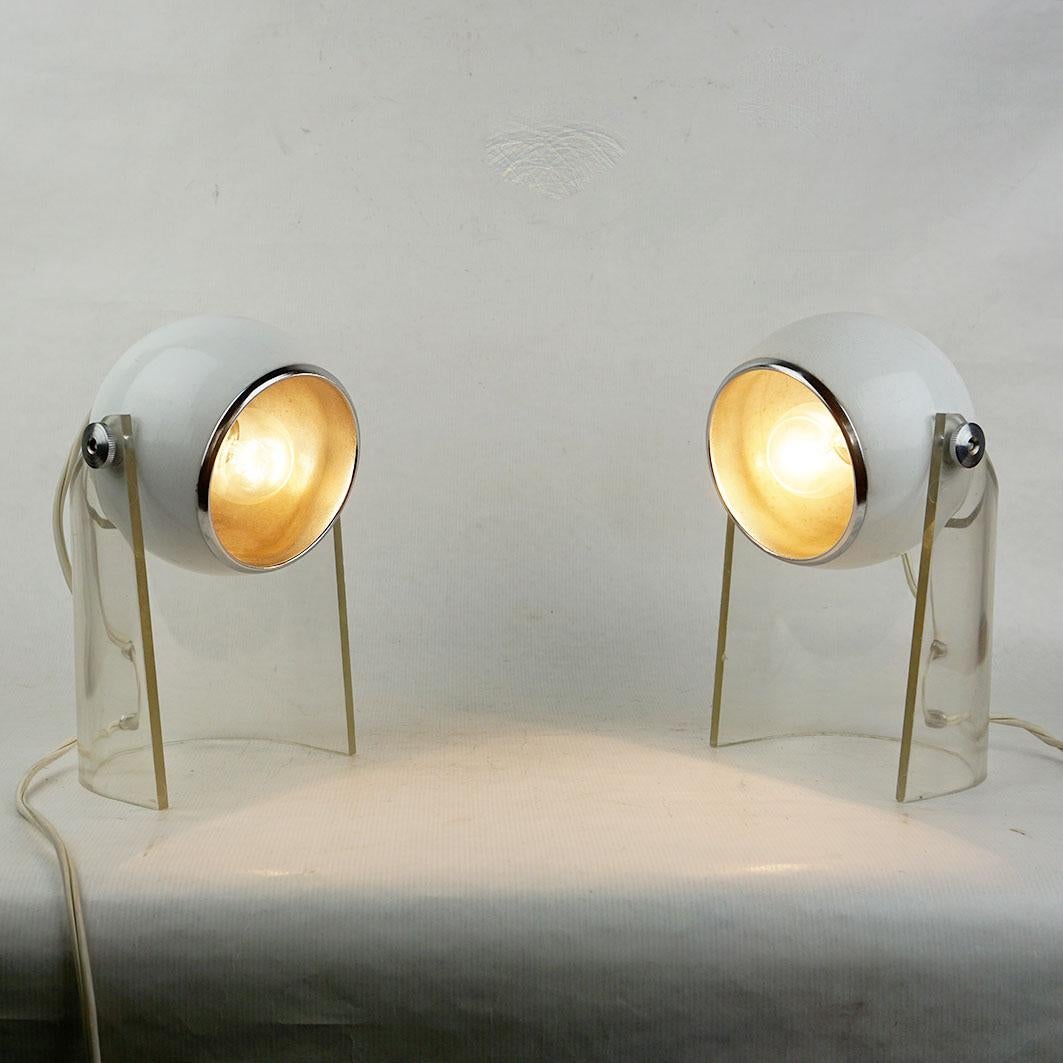 Pair of Italian Space Age White Lacquer and Perspex Eyeball Table Lamps In Good Condition In Vienna, AT