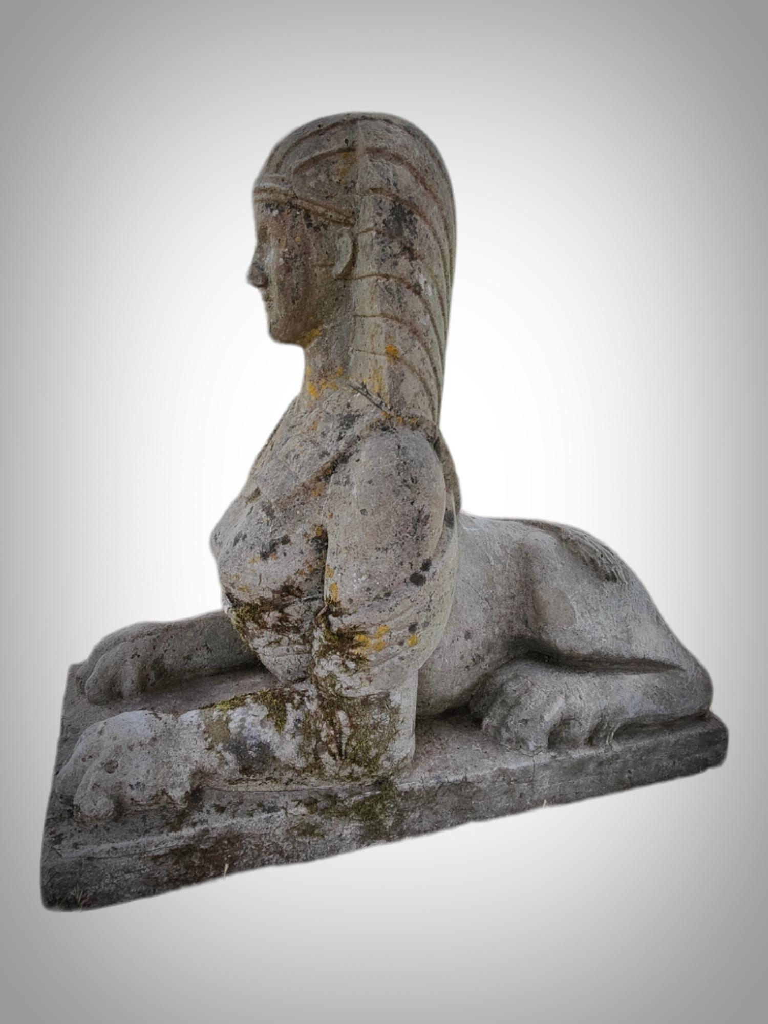 Paire de sphinx italiens des années 20 art déco
Paire de sphinx italiens très décoratifs du début des années 1920. En pierre ou similaire. En bon état général. Avec des signes du passage du temps. Dimensions : 95x41x86cm