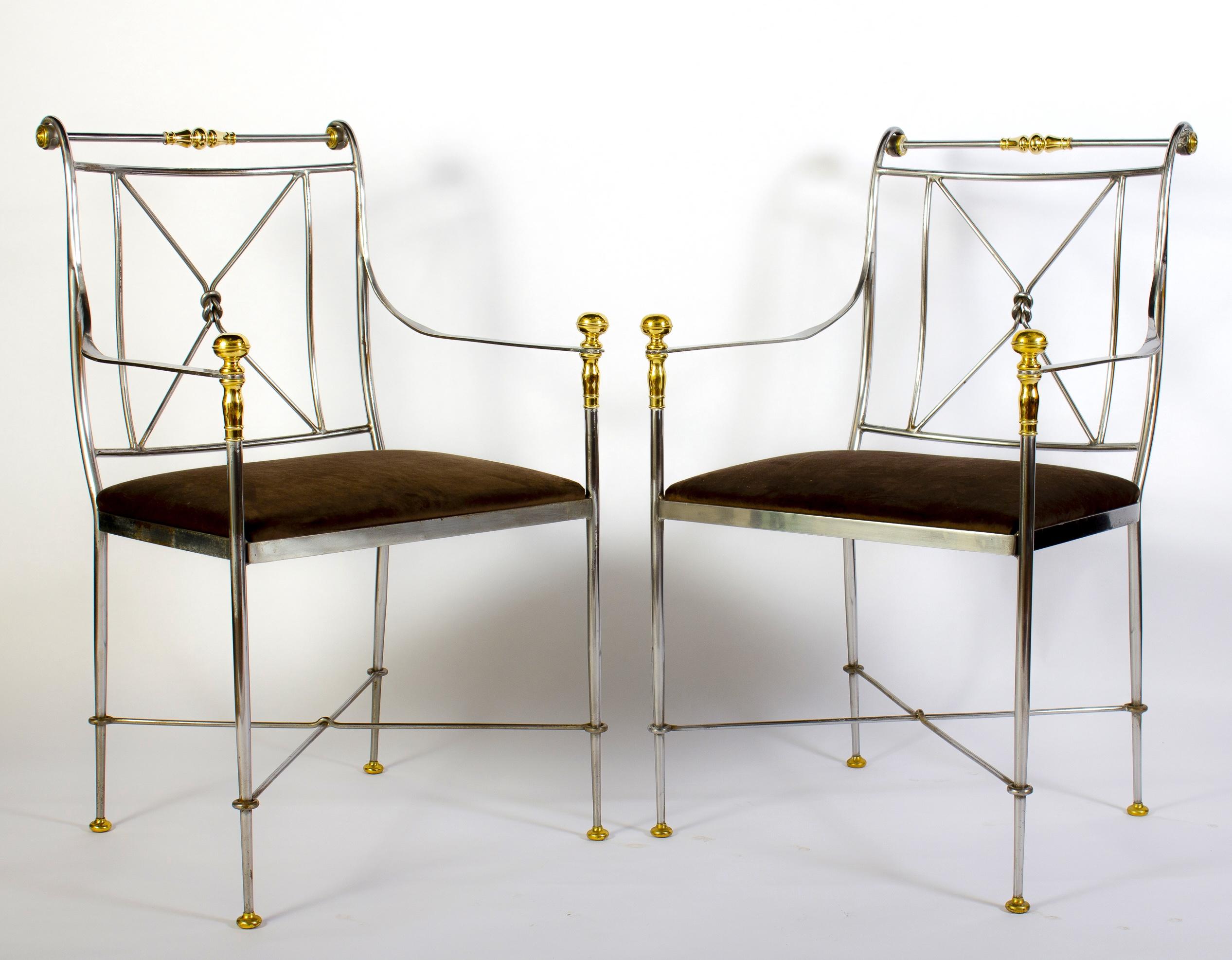 Paire de fauteuils italiens en acier et laiton avec assise en velours foncé.
Fabriqué en Italie et composé d'acier poli, de laiton massif moulé fabriqué par Orlandi . 
Chaque chaise a été magistralement soudée, fabriquée, a des proportions