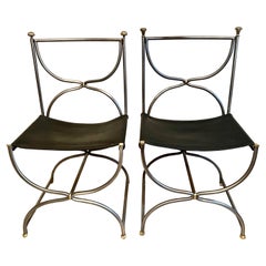 Paar Maison Jansen Italienische Curule Stühle aus Stahl, Messing und Leder, ca. 1960