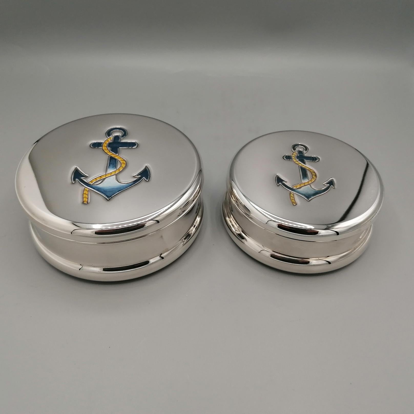 Pareja de cajas italianas de plata de ley de dos tamaños diferentes con ancla esmaltada en venta 5