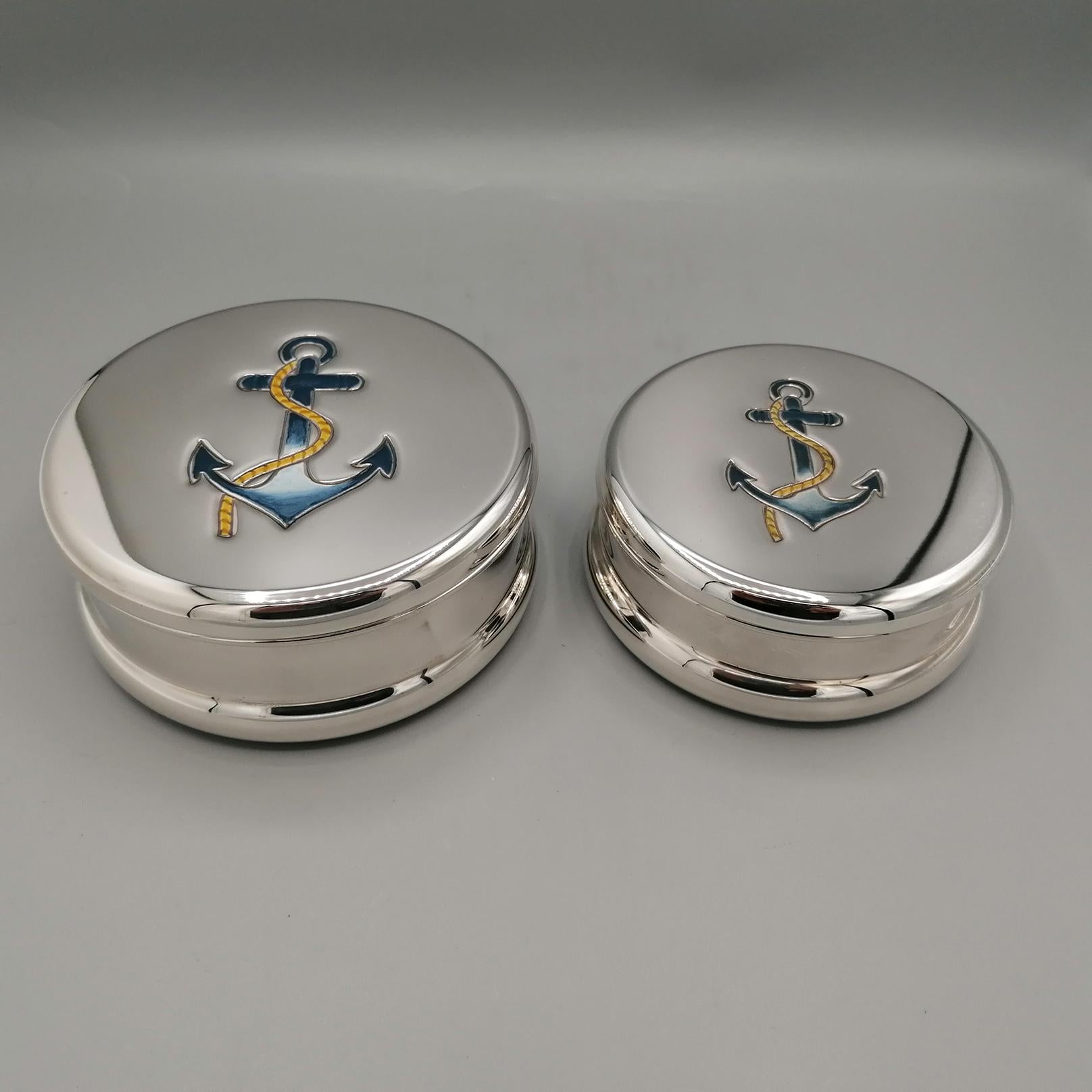 Pareja de cajas de dos tamaños diferentes de plata de ley
Grande d. 12,5 h. 6 cm.
d. 4,92 h. 2,36 pulg.
Pequeño d. 11 h. 4,5 cm.
d. 4,33 h. 1,77 pulg.

Las cajas son redondas y lisas.
En la tapa de ambos se han realizado decoraciones repujadas a
