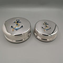 Paar italienische Schachteln aus Sterlingsilber in zwei verschiedenen Größen mit emailliertem Anker