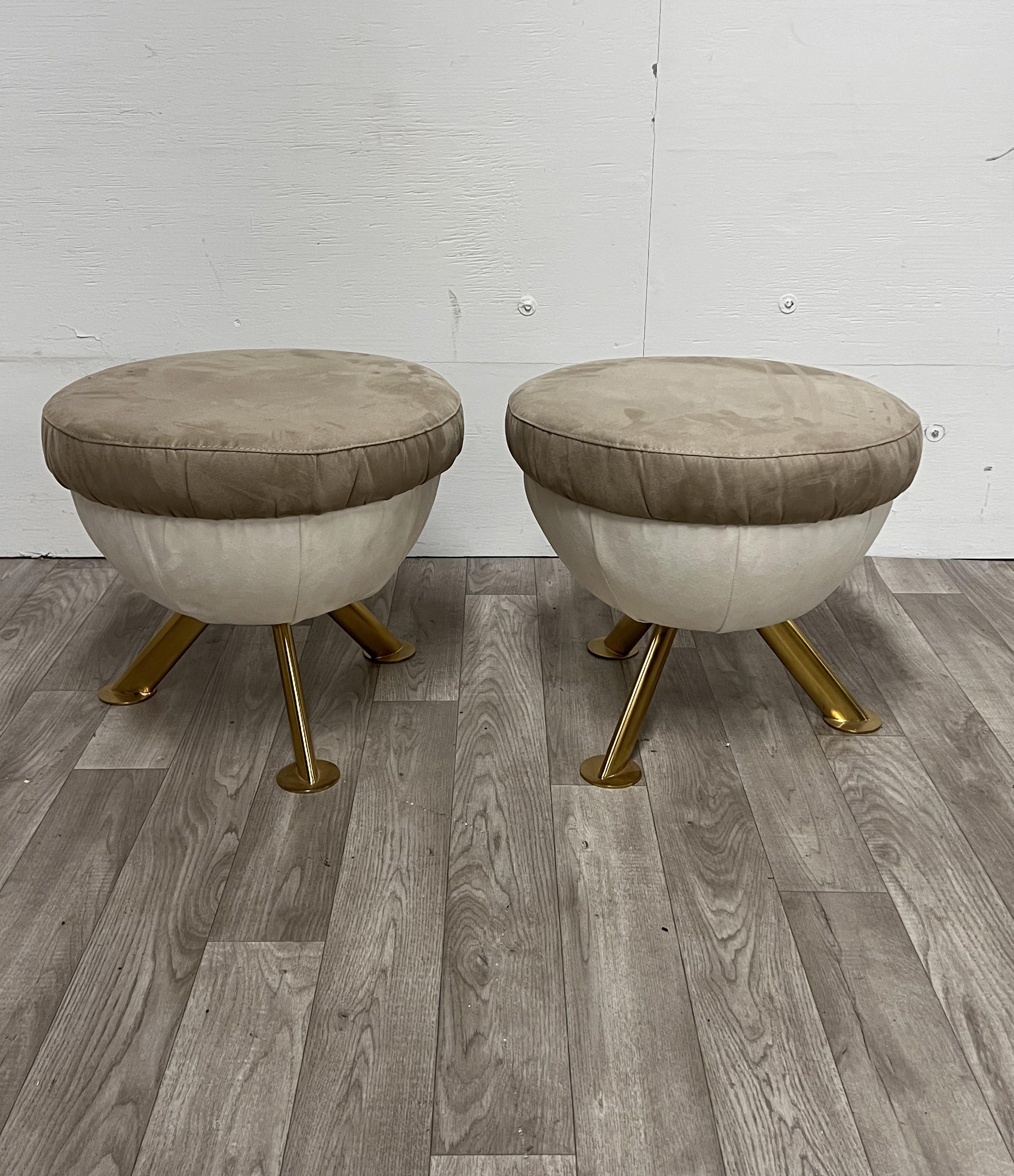 Tabourets italiens des années 1960 entièrement restaurés et retapissés
Idéal pour asseoir les invités lors d'une réunion ou comme tabouret de pied pour se détendre.
Belle apparence de modernité du milieu du siècle