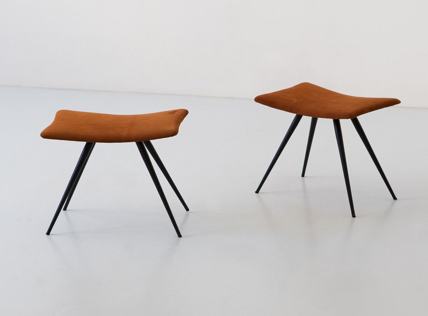 Pair of Italian Stools in Cognac Suede Leather And Black Steel Conical Legs In Excellent Condition In Rome, IT