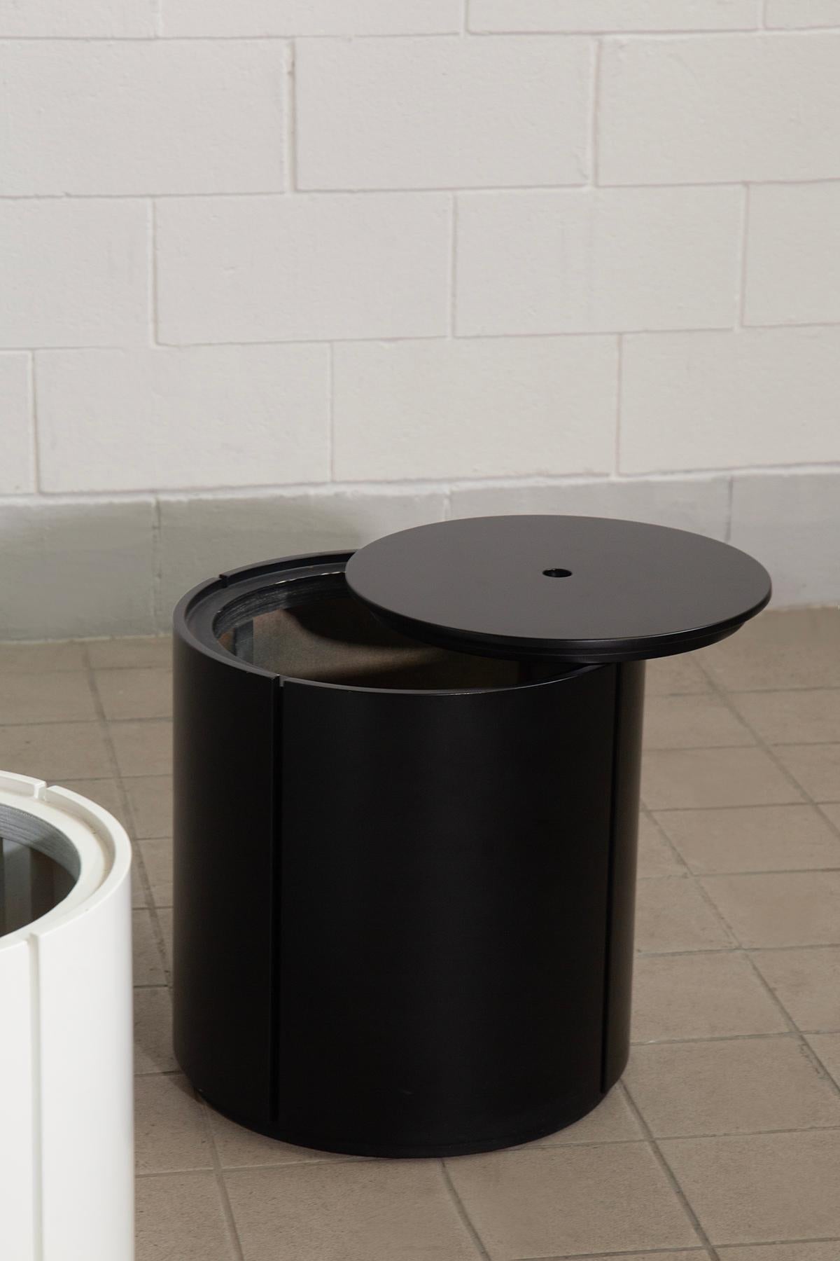 Pair of Italian storage bedside tables black and white In Good Condition For Sale In Milano, IT