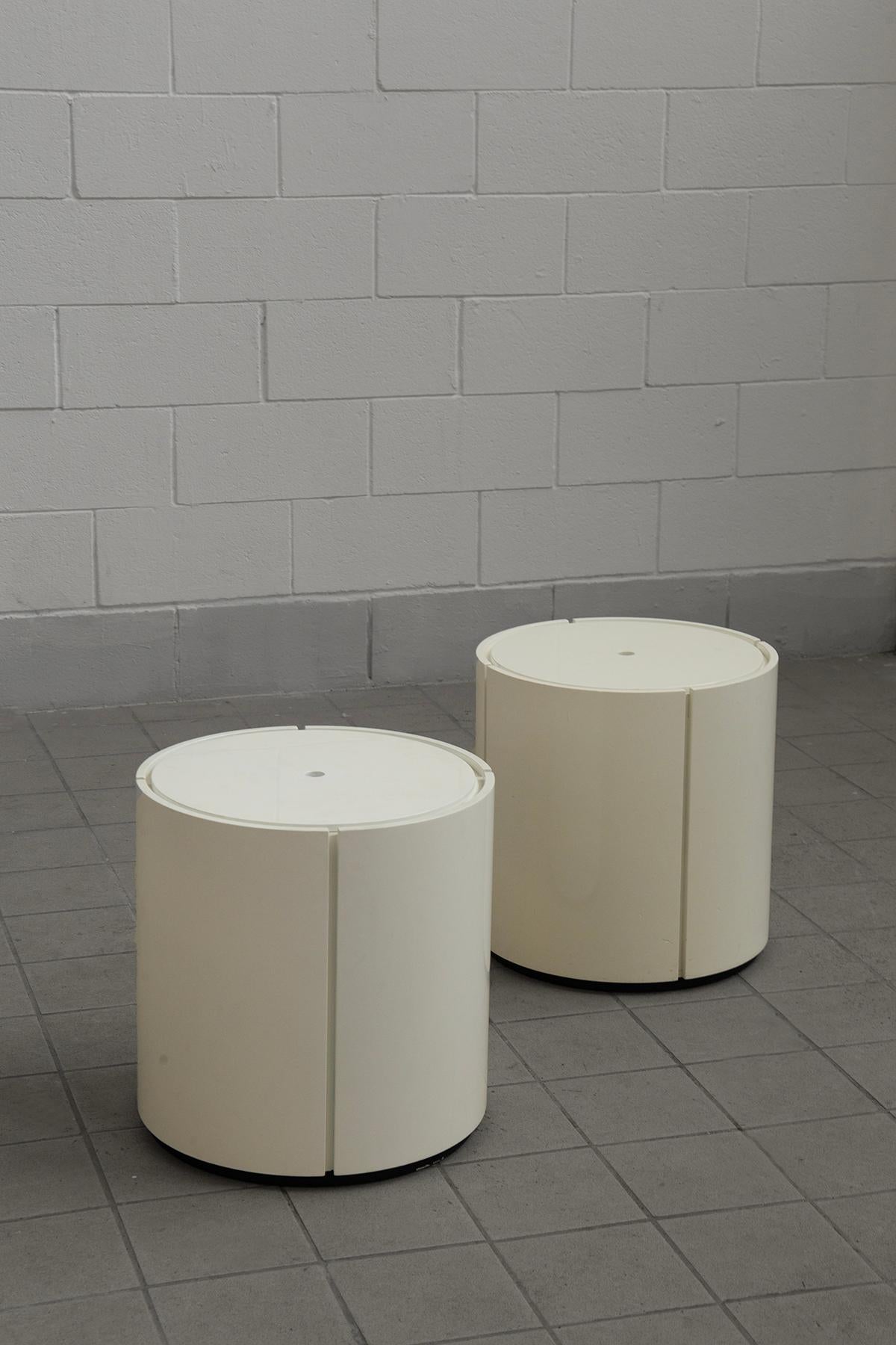 Pair of 1980s Bedside Tables or Storage Stools – Modernist and Essential Italian Design
This elegant pair of vintage 1980s bedside tables or storage stools, made in Italy, is a perfect example of how functionality can blend with form in a harmonious