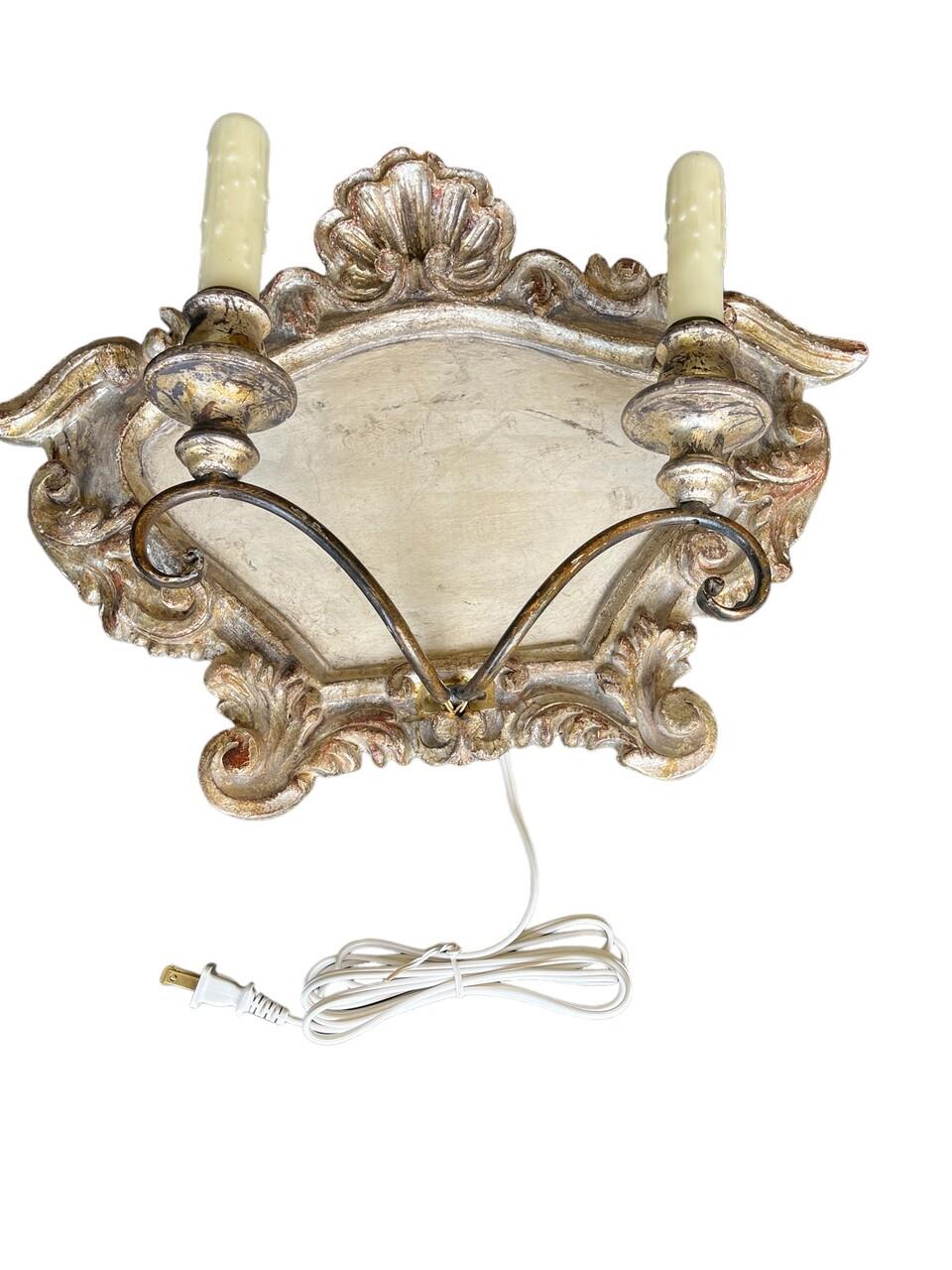Rococo Paire d'appliques murales à 2 lumières de style italien en vente