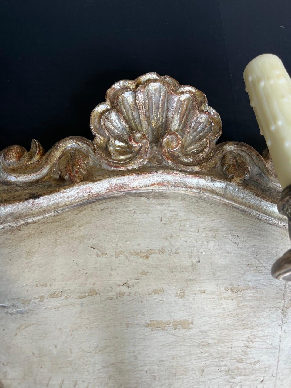 Sculpté à la main Paire d'appliques murales à 2 lumières de style italien en vente