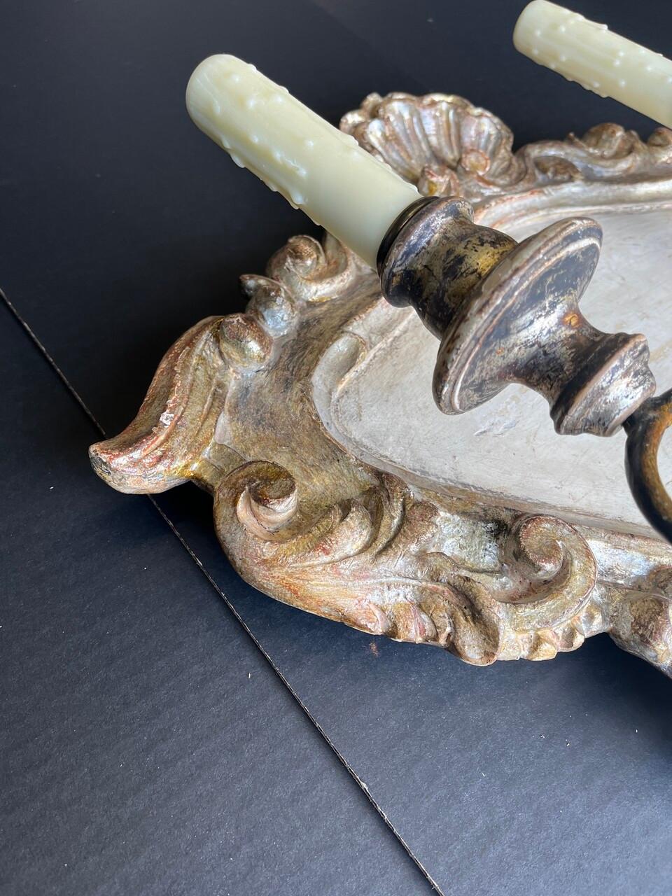 20ième siècle Paire d'appliques murales à 2 lumières de style italien en vente
